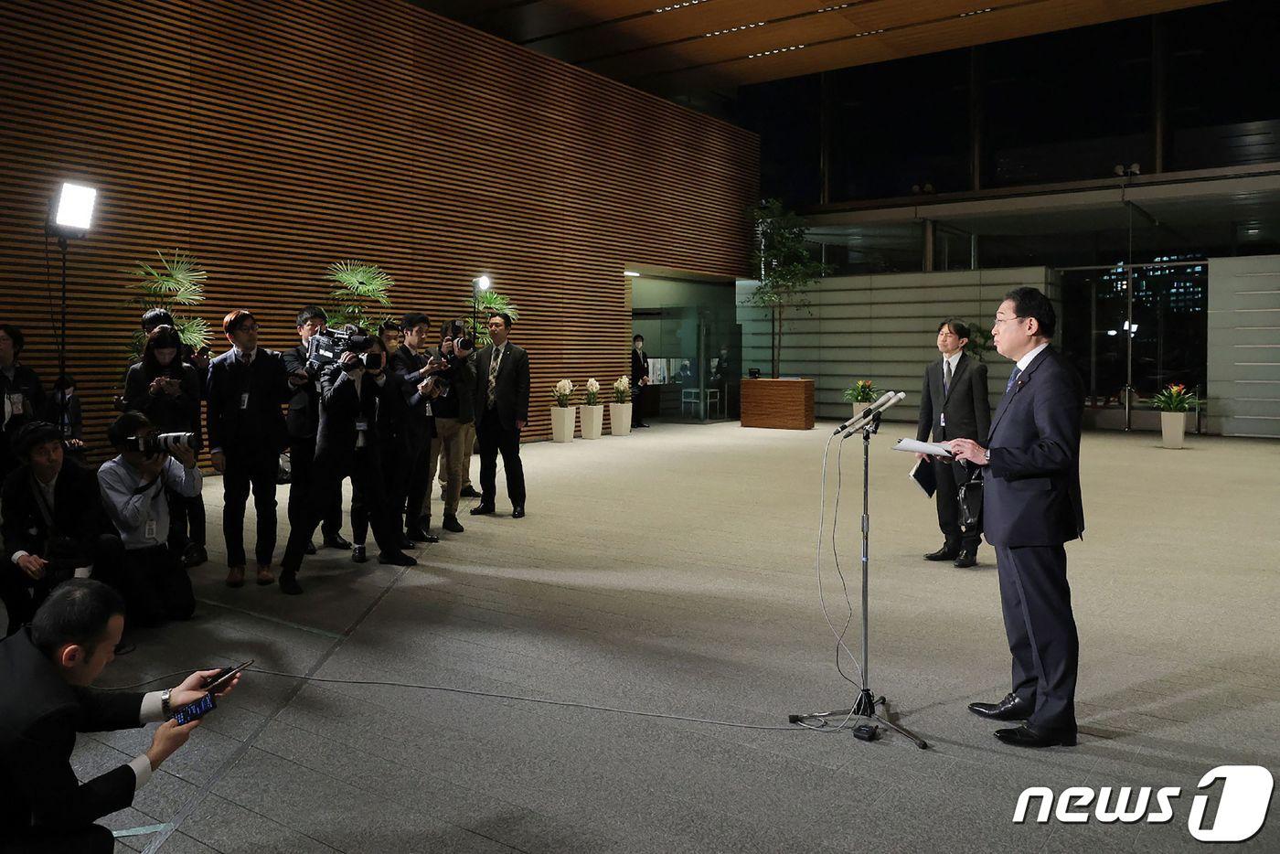 19일&#40;현지시간&#41; 일본 도쿄 총리관저에서 기시다 후미오 총리가 기자들의 질문에 답변하고 있다. 그는 이날 집권 여당 자민당 내 아베파·니카이파·기시다파 해산과 관련해 브리핑했다. 2024.01.19/ ⓒ AFP=뉴스1 ⓒ News1 권진영 기자