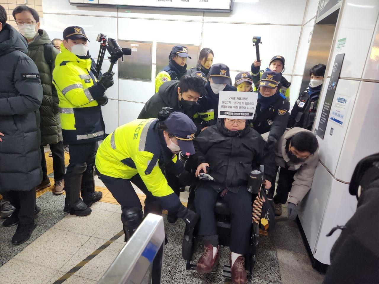 22일 오전 8시30분쯤 서울 지하철 4호선 혜화역에서 이형숙 공동대표가 경찰에 연행되고 있다. &#40;전장연 제공&#41;