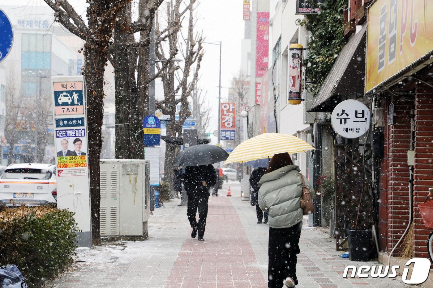 찬바람이 매섭게 불며 영하권의 추운 날씨를 보인 22일 오전 광주 동구 대인동 일대에서 두꺼운 옷차림의 시민들이 출근길을 서두르고 있다. 2024.1.22/뉴스1 ⓒ News1 박지현 수습기자