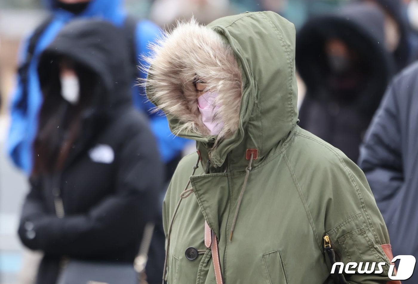 서울 등 수도권 지역에 한파주의보 내려진 22일 오전 서울 종로구 광화문 네거리에서 두터운 옷을 입은 시민들이 발걸음을 재촉하고 있다. 2024.1.22/뉴스1 ⓒ News1 김도우 기자