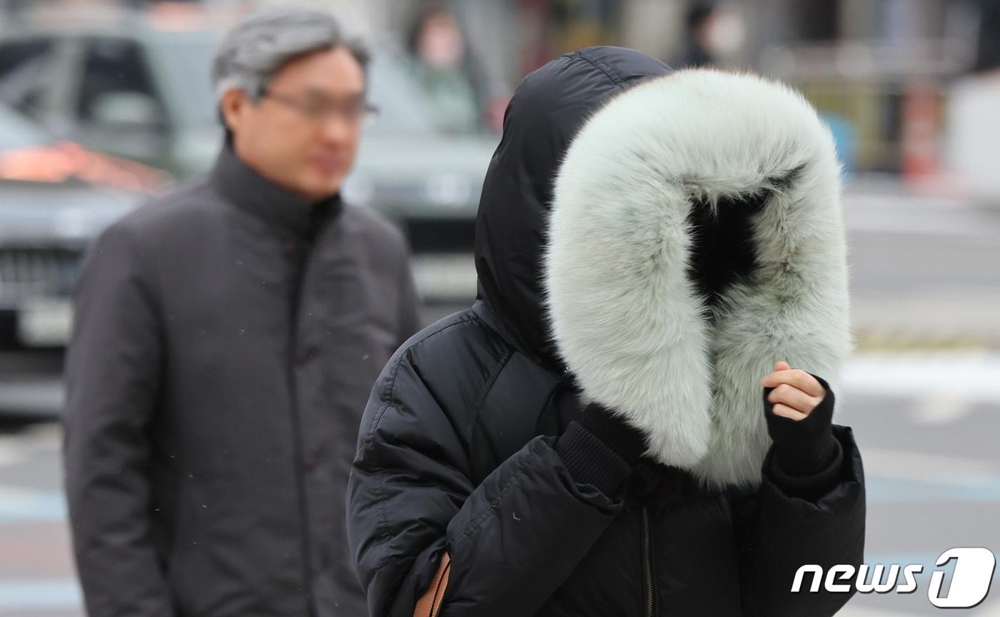 서울 등 수도권 지역에 한파주의보 내려진 22일 오전 서울 종로구 광화문 네거리에서 두꺼운 옷을 입은 시민들이 발걸음을 재촉하고 있다. 2024.1.22/뉴스1 ⓒ News1 김도우 기자