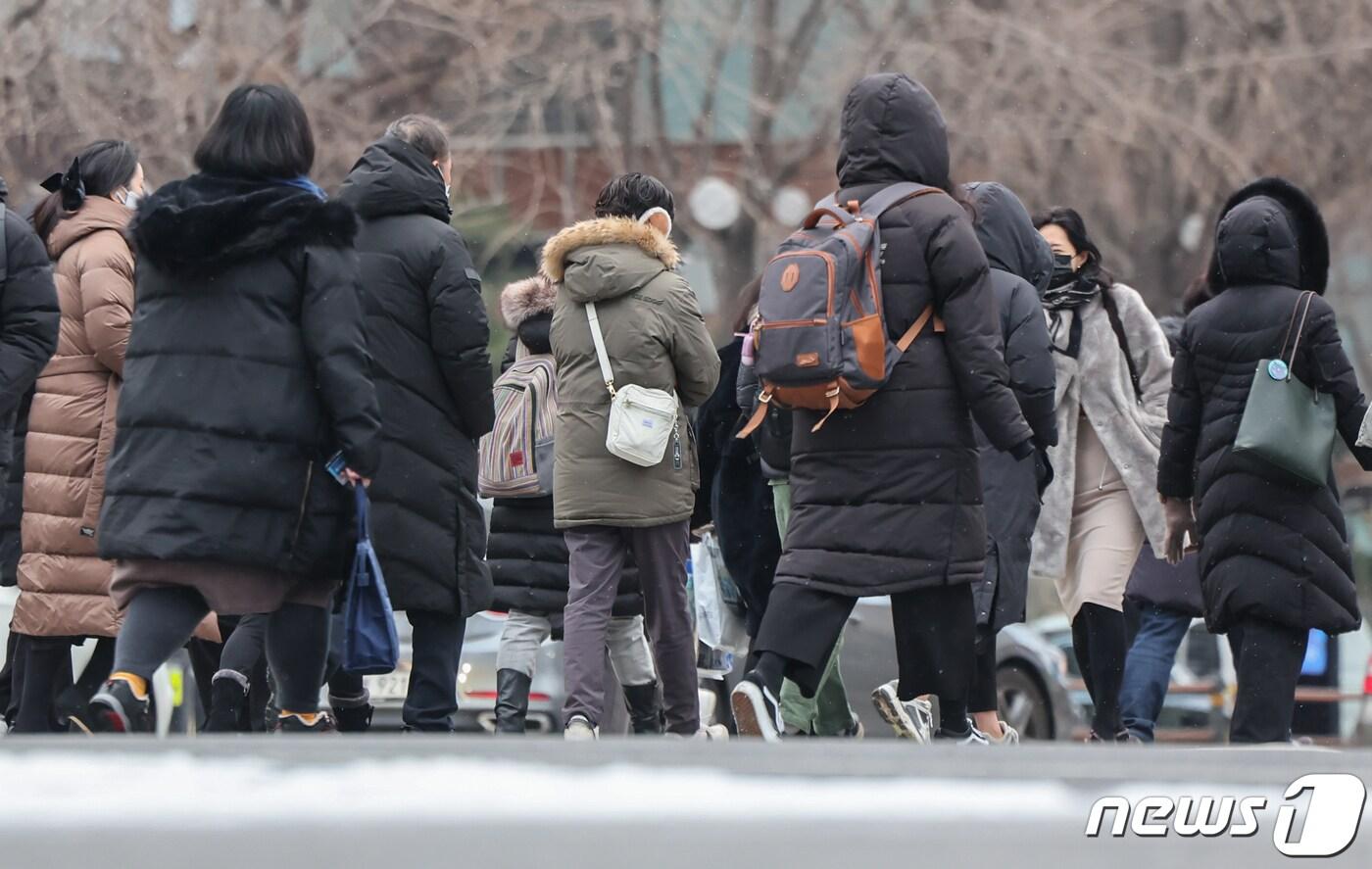 서울 등 수도권 지역에 한파주의보 내려진 22일 오전 서울 종로구 광화문 네거리에서 두터운 옷을 입은 시민들이 발걸음을 재촉하고 있다. 2024.1.22/뉴스1 ⓒ News1 김도우 기자