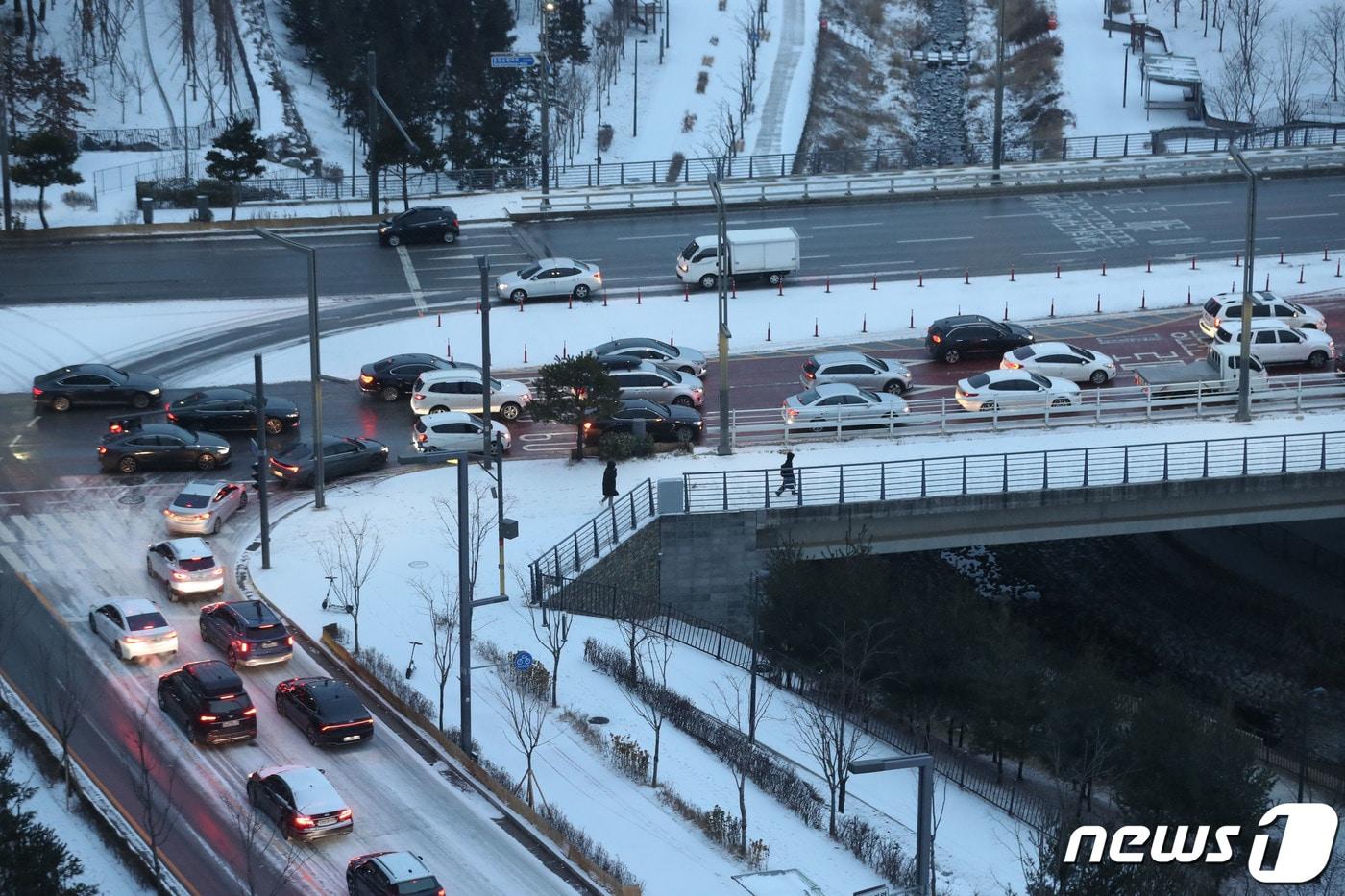 수도권 지역에 한파주의보 내려진 22일 오전 경기 화성시의 한 도로에 눈이 쌓여 차량들이 서행을 하고 있다. 2024.1.22/뉴스1 ⓒ News1 김영운 기자