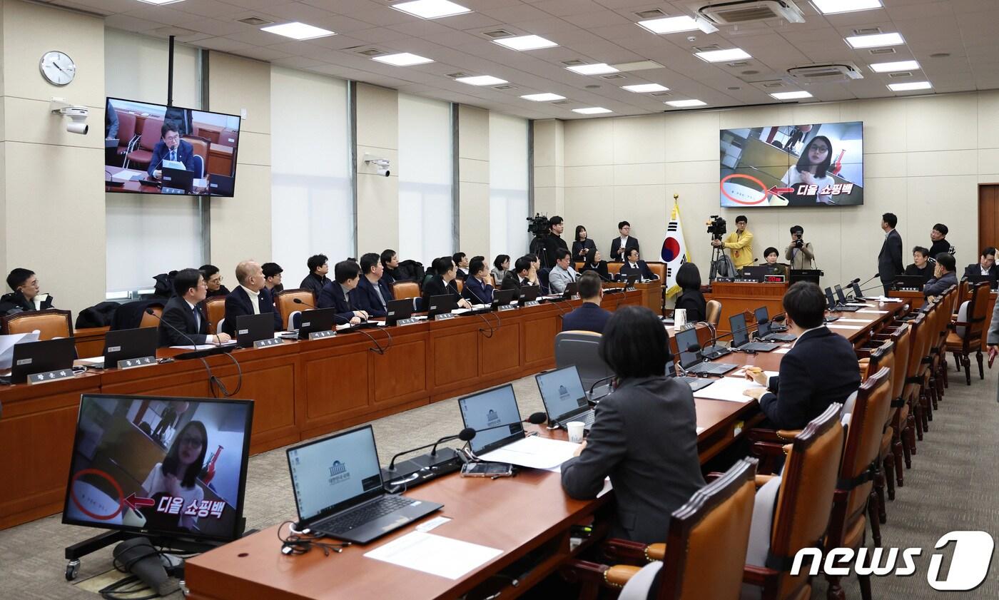 22일 오전 서울 여의도 국회에서 열린 정무위원회 전체회의에서 황운하 더불어민주당 의원이 김건희 여사 명품가방 수수 의혹 관련 동영상을 틀어놓고 의사진행 발언을 하고 있다. 2024.1.22/뉴스1 ⓒ News1 구윤성 기자