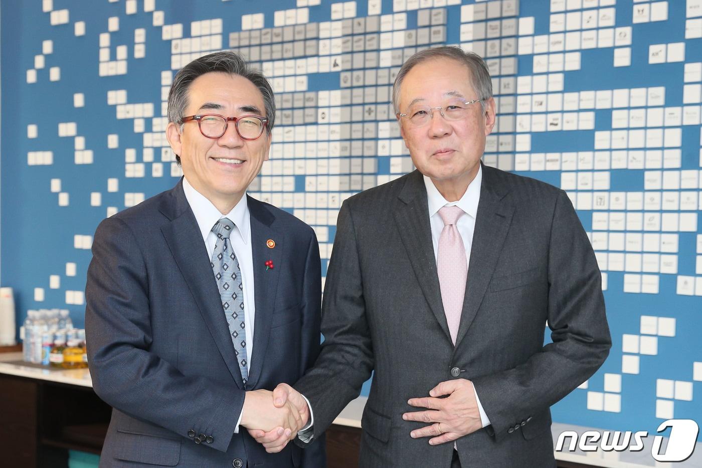 류진 한국경제인협회 회장이 22일 서울 여의도 한국경제인협회를 방문한 조태열 외교부 장관과 악수하고 있다. &#40;한국경제인협회 제공&#41; 2024.1.22/뉴스1