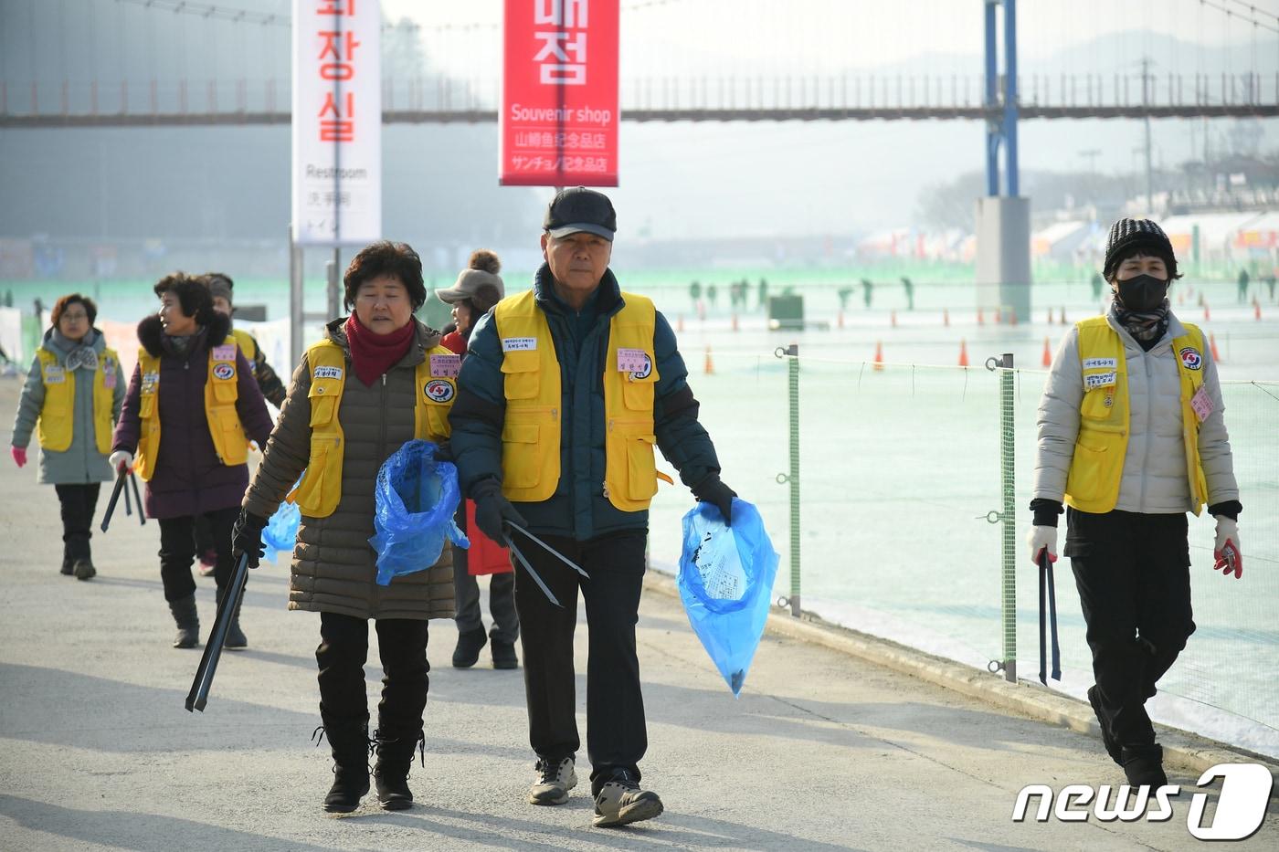 2024 화천산천어축제장 자원봉사자.&#40;화천군 제공&#41;/뉴스1