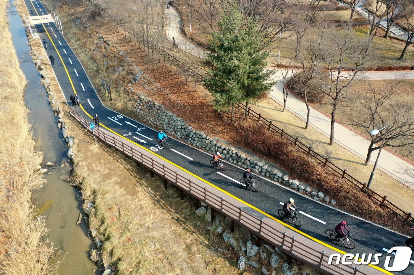 과천 양재천에서 자전거를 타는 시민들.&#40;과천시 제공&#41;