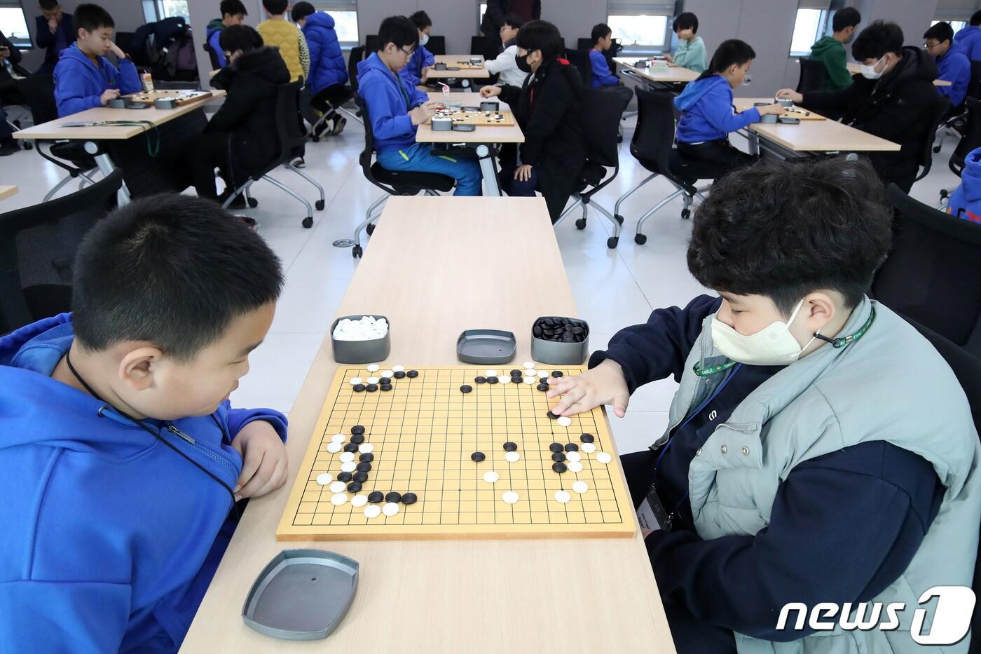 22일 오후 대구 수성구 대흥동 대구시체육회관에서 열린 &#39;2024 한·중 청소년 바둑교류전&#39;에 참가한 대구시바둑협회와 베이징바둑협회&#40;청색 유니폼&#41; 소속 청소년들이 진지한 분위기 속에서 대국에 임하고 있다. 2024.1.22/뉴스1 ⓒ News1 공정식 기자