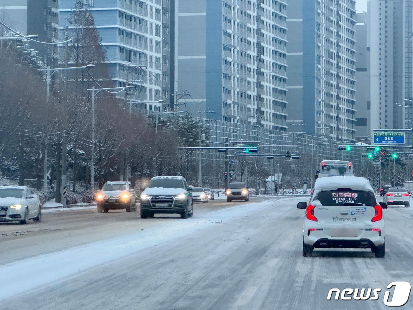 최대 13.5㎝의 눈이 내린 지난 23일 오전 광주 북구 임동의 한 도로에서 빙판길에 차량들이 서행하고 있다. ⓒ News1 이승현 기자