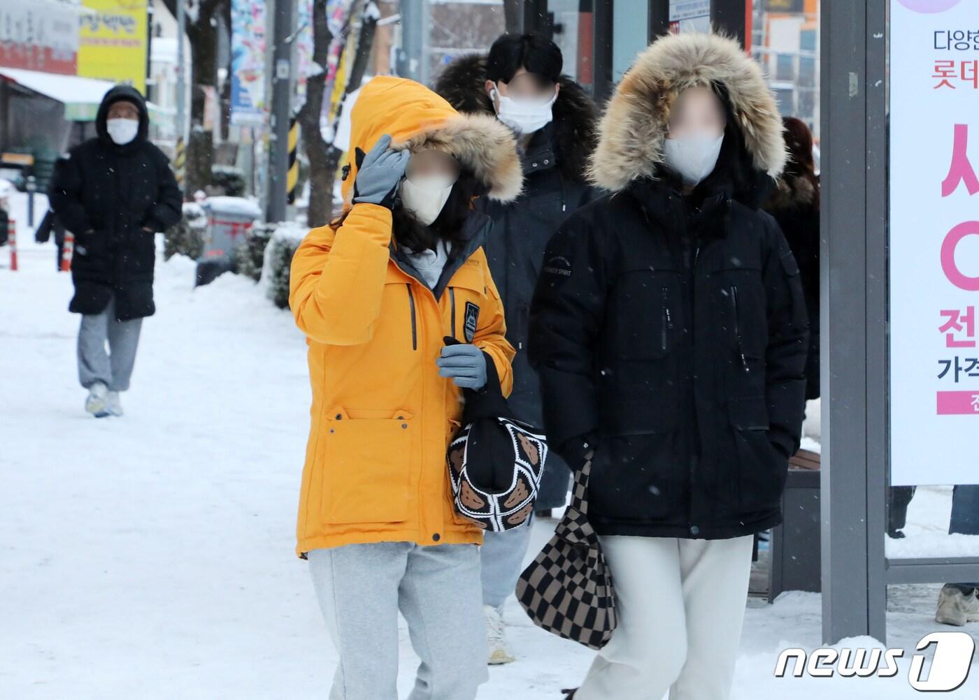 대설경보가 내려진 23일 오전 광주 북구 오치동 광주공고 버스정류장에서 시민들이 중무장한채 출근길에 오르고 있다.2024.1.23/뉴스1 ⓒ News1 박지현 수습기자