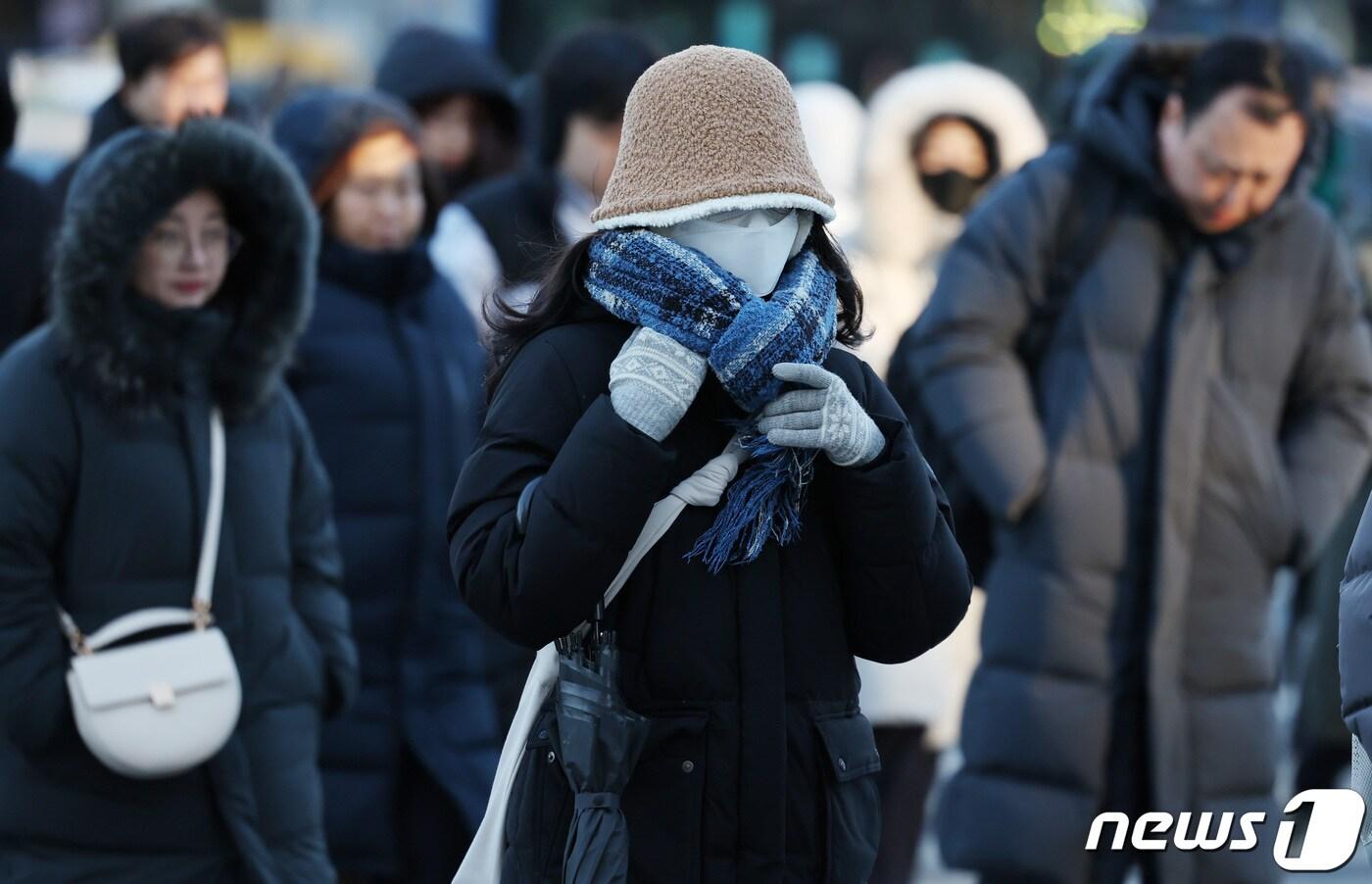 서울 최저 기온이 영하 14도까지 떨어진 북극 한파가 몰아친 23일 오전 서울 종로구 세종대로에서 시민들이 두꺼운 외투를 입고 걸어가고 있다. 2024.1.23/뉴스1 ⓒ News1 김민지 기자