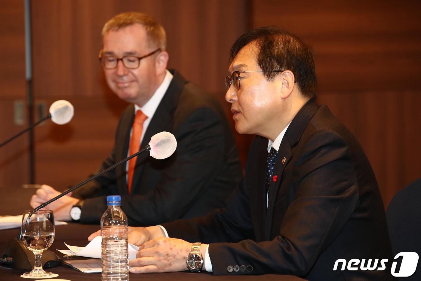 정인교 산업통상자원부 통상교섭본부장&#40;오른쪽&#41;이 23일 오전 서울 중구 롯데호텔에서 열린 한·영국 FTA 제1차 개선 협상에 앞서 모두발언을 하고 있다. 2024.1.23/뉴스1 ⓒ News1 이광호 기자