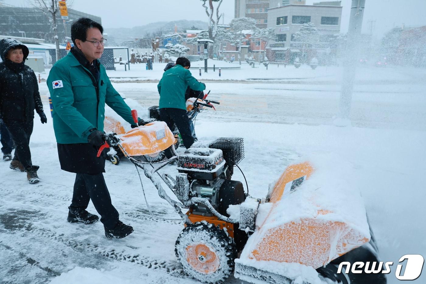 한파와 함께 대설경보가 내려진 전북 고창군에 최대 11㎝ 이상의 폭설이 내려 관계기관이 폭설 대책에 나섰다. 심덕섭 고창군수가 23일 오전 인도용 제설기로 눈을 치우고 있다.&#40;고창군 제공&#41;2023.1.23/뉴스1