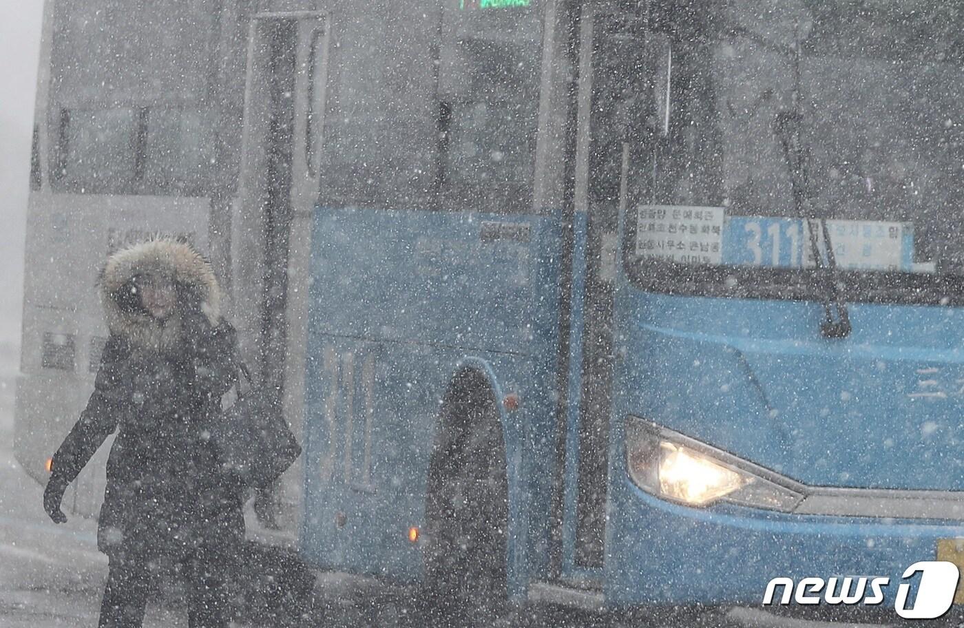 제주에 많은 눈이 내리고 있는 23일 오전 제주시 연동 한 거리에서 시민들이 힘겨운 출근길에 나서고 있다.2024.1.23/뉴스1 ⓒ News1 고동명 기자