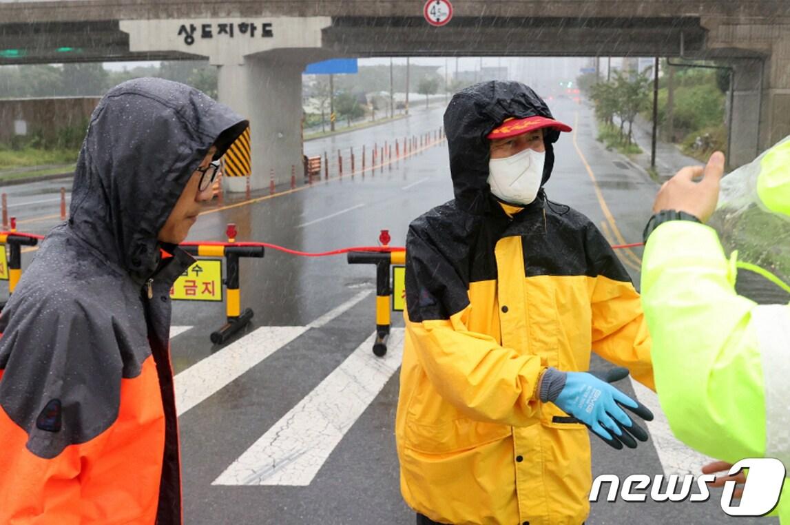 이강덕 포항시장이 23일 상습 침수지역인 상대지하도를 찾아 근무자들을 격려하고 있다.&#40;포항시 제공&#41; 2024.1.23/뉴스1