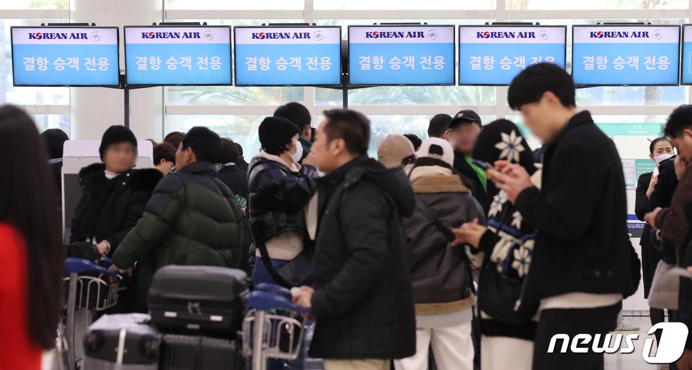 제주지역 폭설과 강풍으로 항공기 결항이 이어지고 있는 23일 오전 제주국제공항 국내선 출발장이 결항승객들로 붐비고 있다. 2024.1.23/뉴스1 ⓒ News1 오현지 기자