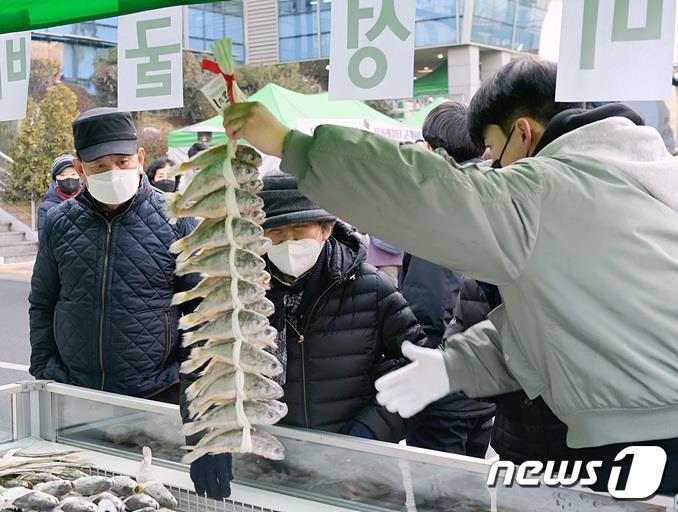 서울 서대문구가 1월 25일과 26일 구청 광장에서 ‘2024 설맞이 직거래장터’를 연다. 사진은 지난해 설맞이 직거래장터 모습.&#40;서대문구 제공&#41; 