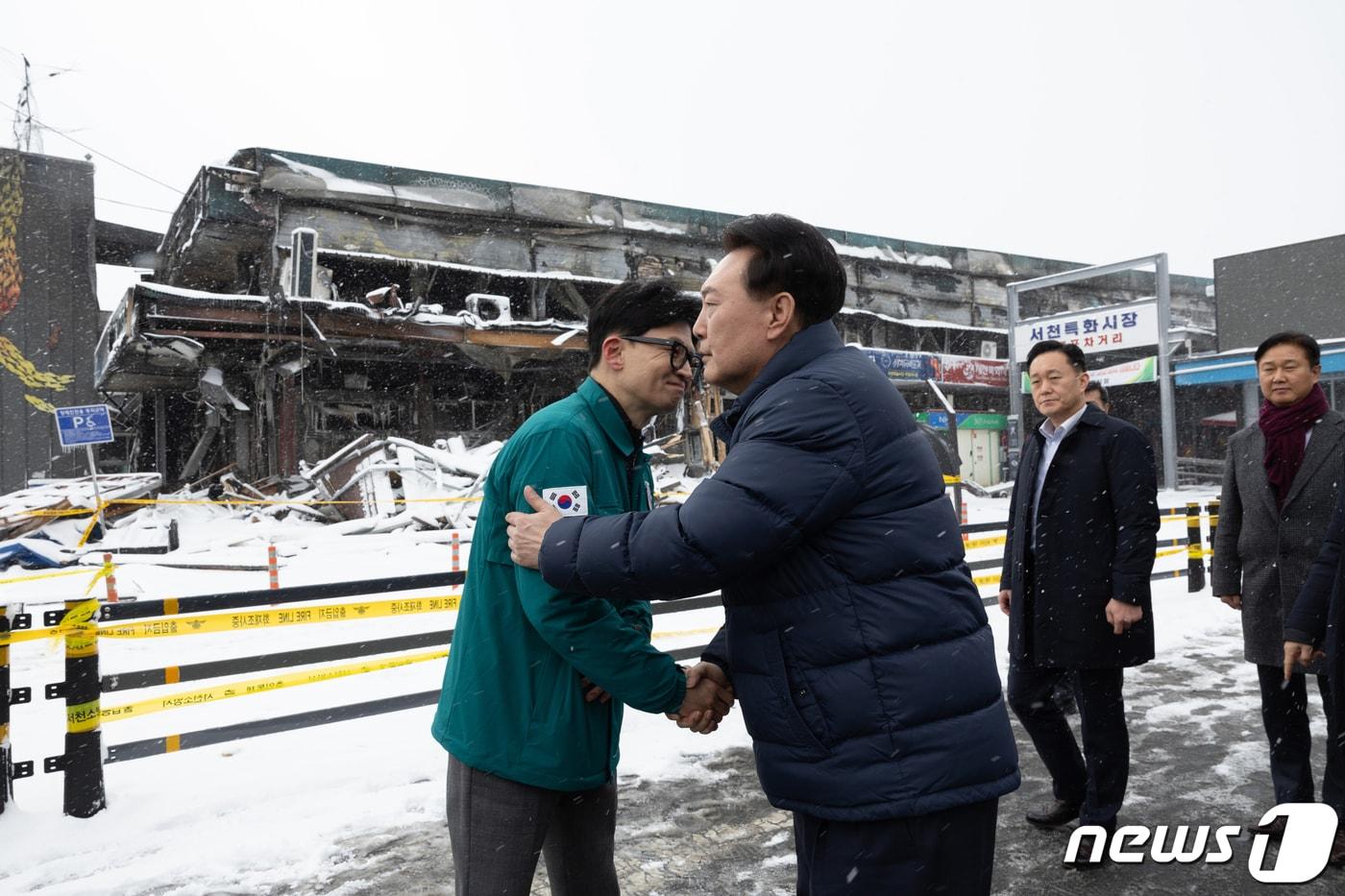 윤석열 대통령이 23일 충남 서천 특화시장 화재 현장을 방문해 한동훈 국민의힘 비상대책위원장과 인사를 나누고 있다. &#40;대통령실 제공&#41; 2024.1.23/뉴스1 ⓒ News1 오대일 기자