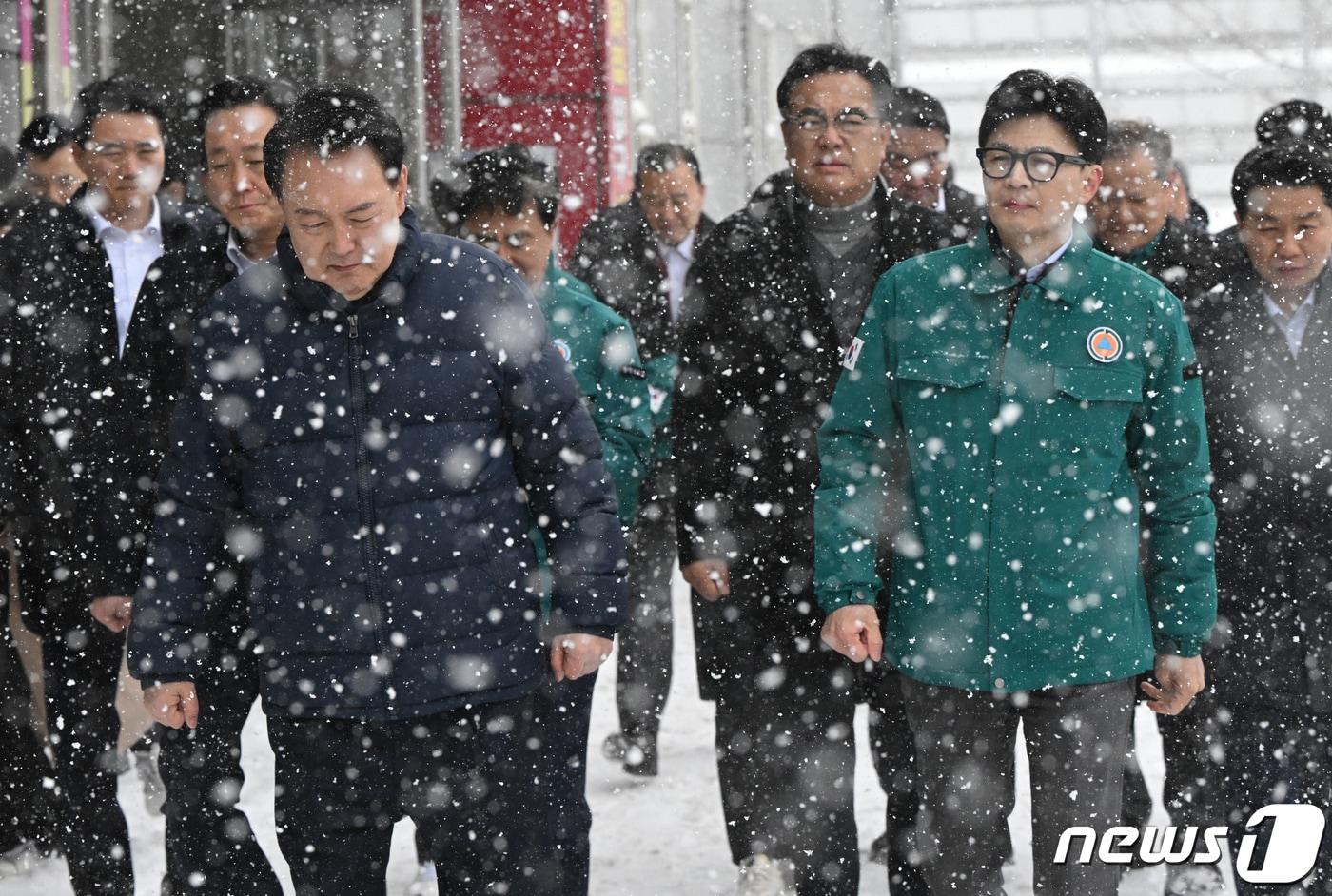 윤석열 대통령과 한동훈 국민의힘 비상대책위원장이 23일 충남 서천 특화시장 화재 현장을 나란히 방문해 피해 상황을 점검하고 있다. &#40;대통령실 제공&#41; 2024.1.23/뉴스1 ⓒ News1 오대일 기자