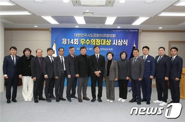 우수의정대상을 수상한 전남도의원들이 상패 전수식을 갖고 기념사진을 찍고 있다.&#40;전남도의회 제공&#41;/뉴스1  