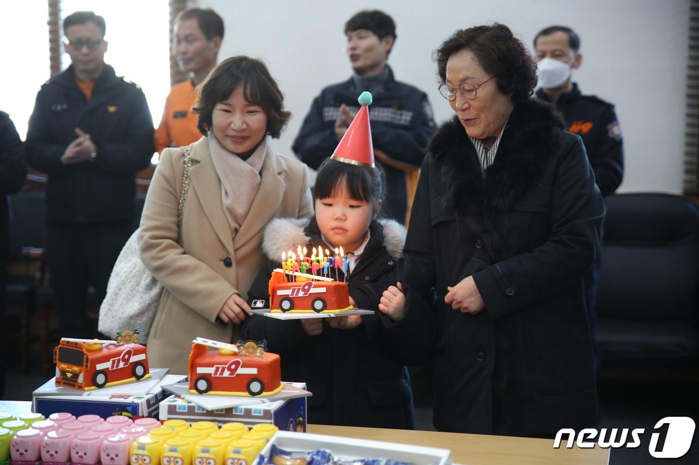 태백소방서, 순직 소방관 자녀 생일축하 이벤트.&#40;태백소방서 제공&#41;