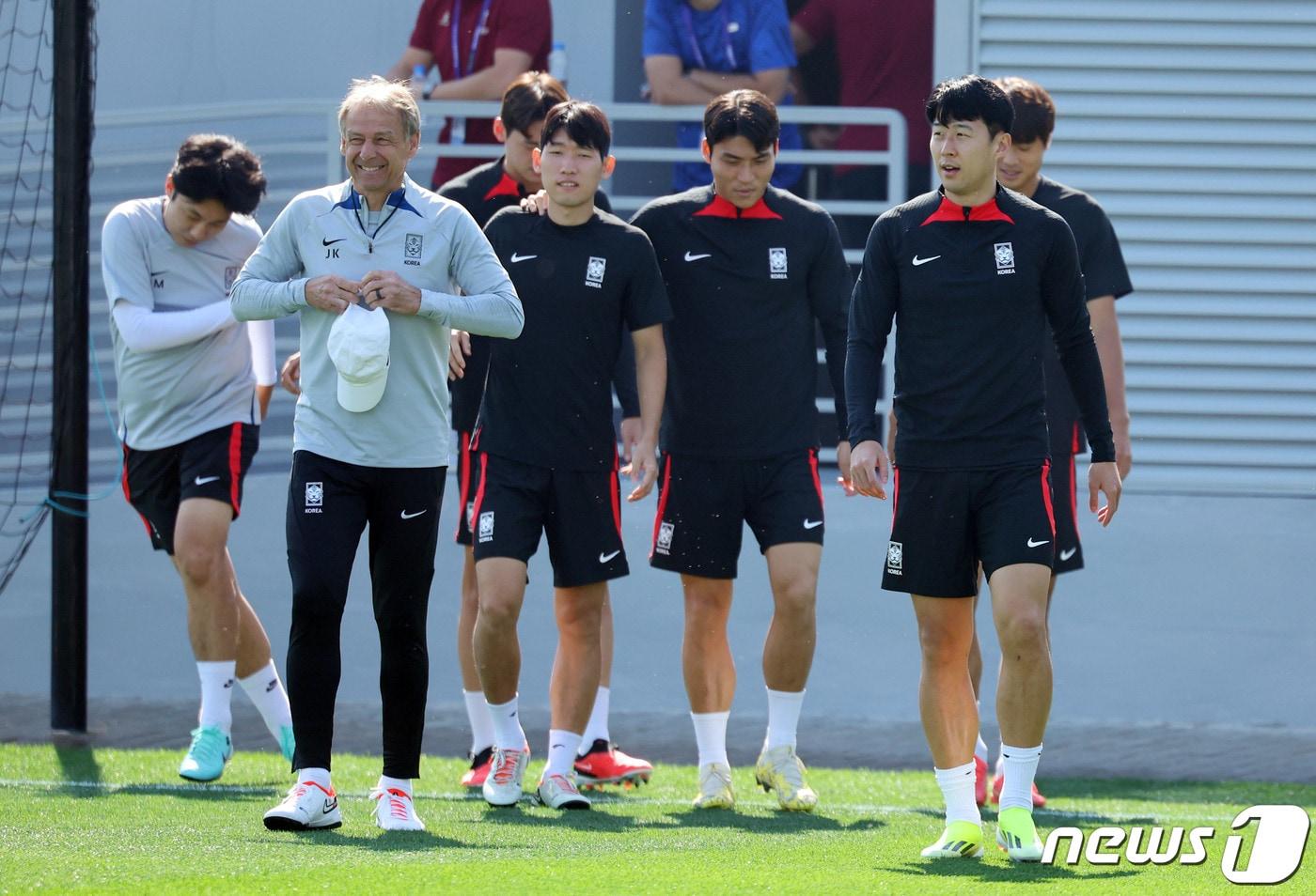 2023 아시아축구연맹&#40;AFC&#41; 카타르 아시안컵에 출전 중인 대한민국 축구대표팀 위르겐 클린스만 감독과 손흥민이 23일&#40;현지시간&#41; 카타르 도하 알 에글라 트레이닝 센터에서 훈련장으로 향하고 있다. 2024.1.23/뉴스1 ⓒ News1 김성진 기자