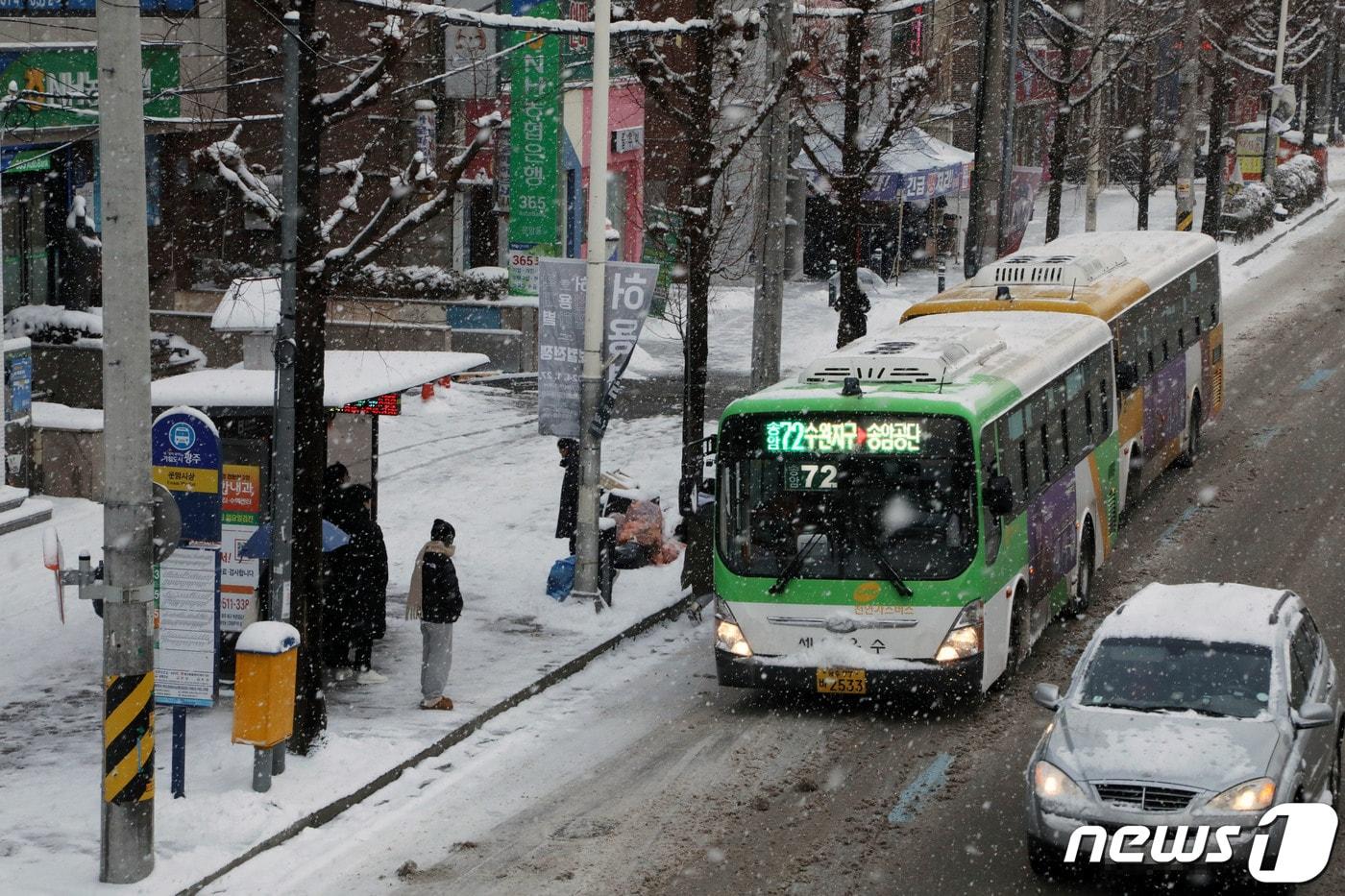 대설주보가 발효된 24일 오전 광주 북구 운암동에서 출근길 시민들이 시내버스를 이용하고 있다. 2024.1.24/뉴스1 ⓒ News1 박지현 수습기자