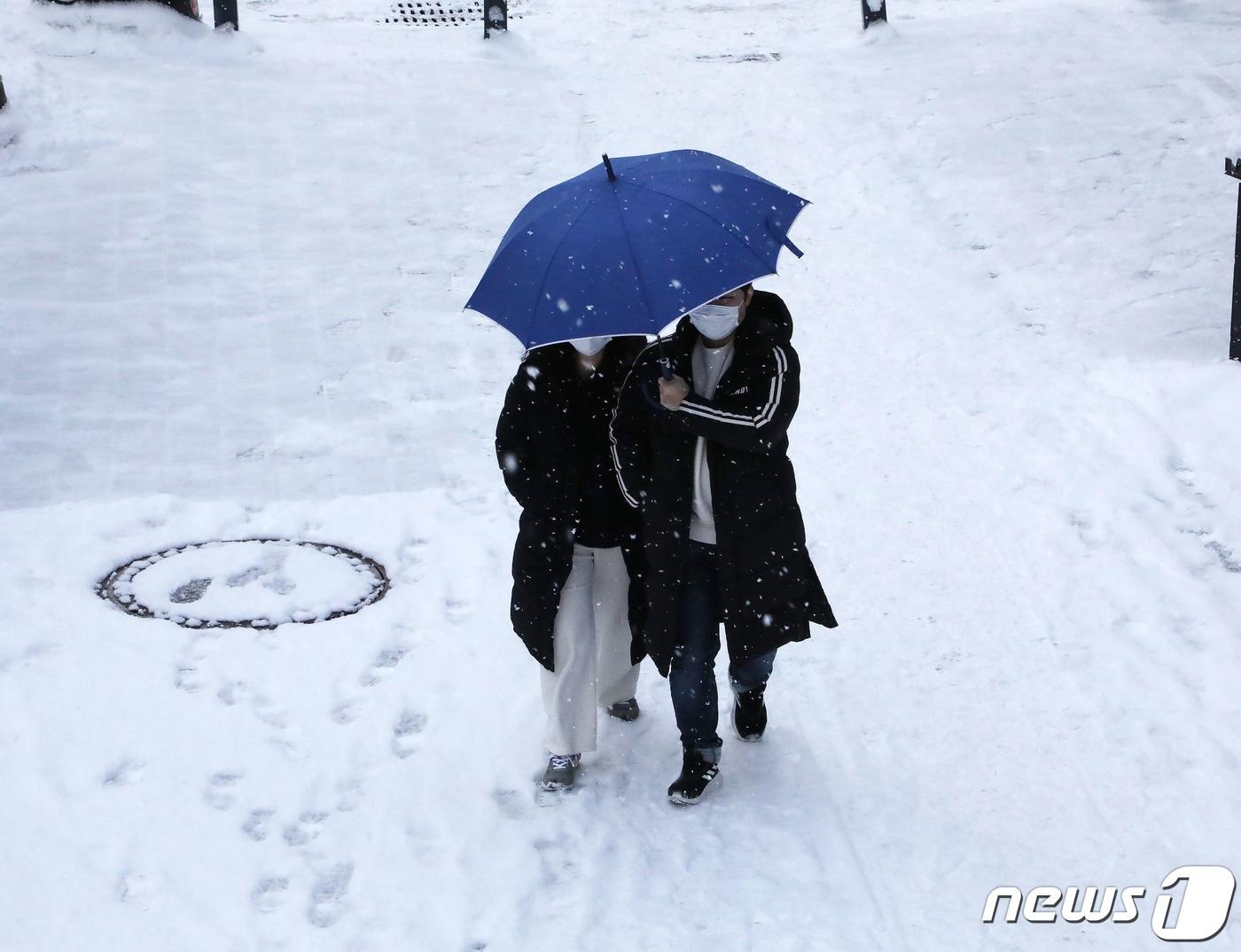 대설주의보가 발효된 24일 오전 광주 북구 운암동에서 시민들이 눈을 피하며 발걸음을 재촉하고 있다. 2024.1.24/뉴스1 ⓒ News1 박지현 수습기자