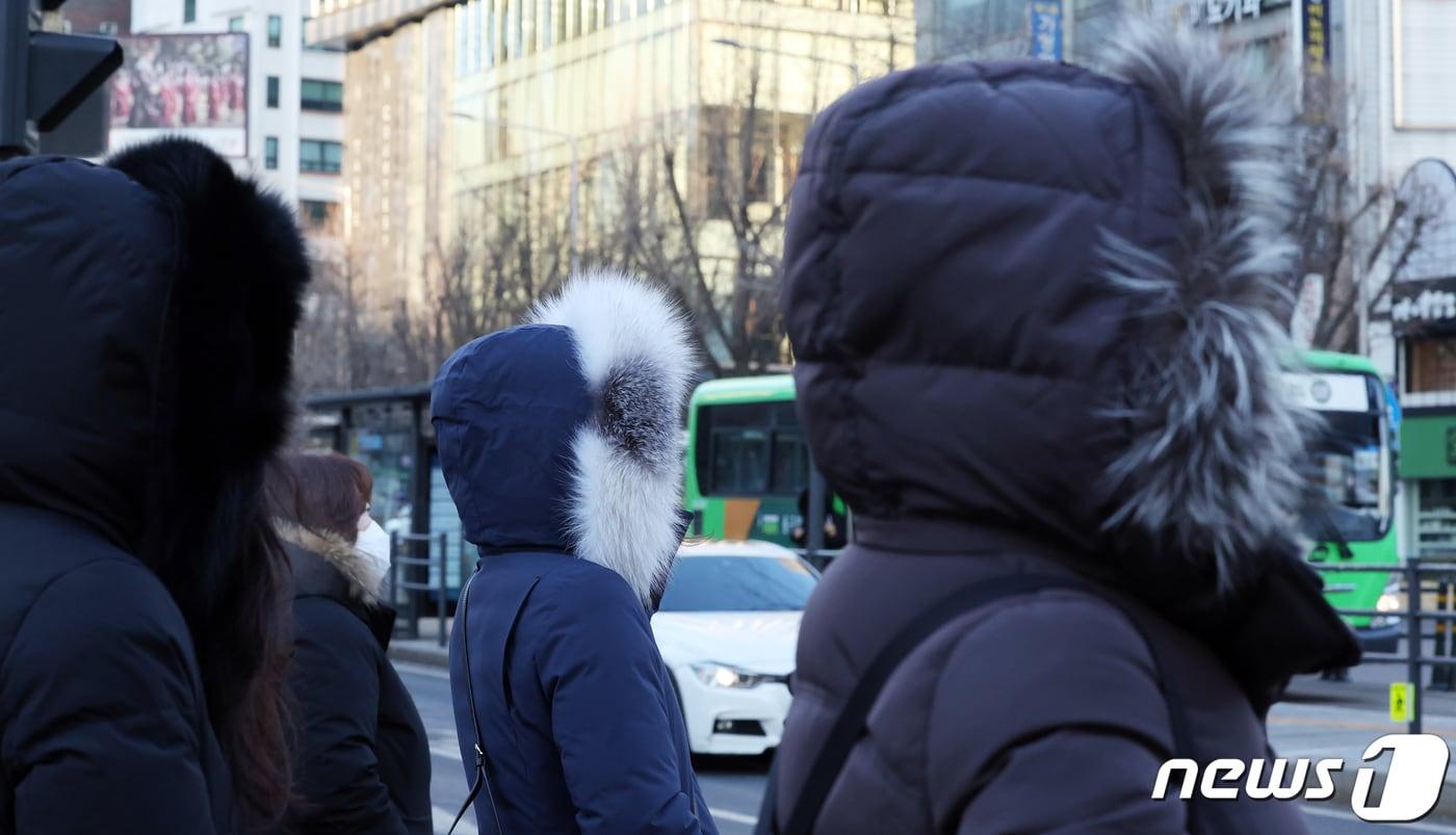 연일 한파가 몰아친 가운데 24일 오전 서울 광화문 네거리에서 시민들이 두터운 외투를 입고 출근하고 있다. 2024.1.24/뉴스1 ⓒ News1 김명섭 기자