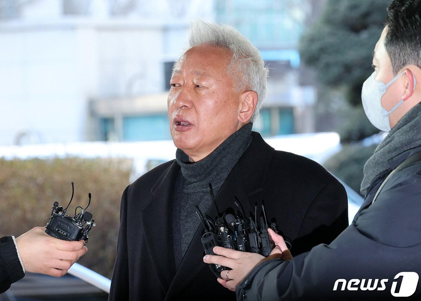 대학 강의 중 &#39;위안부는 자발적 매춘&#39;이라고 언급해 명예훼손 혐의를 받는 류석춘 전 연세대 교수가 24일 오전 서울 마포구 서울서부지법에서 열린 1심 선고 공판에 &#39;채 출석하면서 취재진과 인터뷰 하고 있다. 2024.1.24/뉴스1 ⓒ News1 장수영 기자