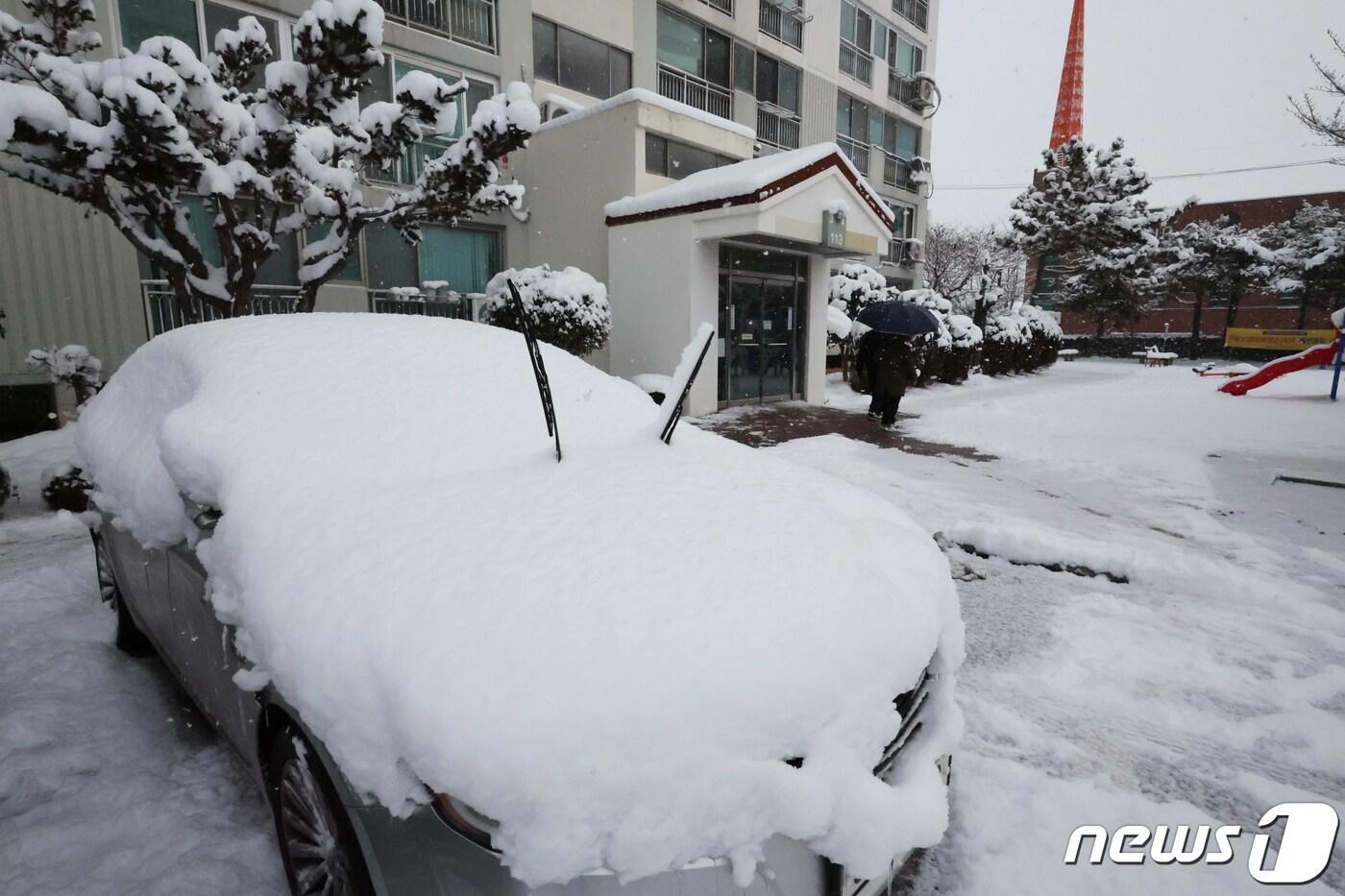 광주와 전남지역에 사흘째 대설특보가 발효된 24일 오전 광주 광산구 한 아파트 주차장에 눈이 쌓여있다. 2024.1.24/뉴스1 ⓒ News1 김태성 기자