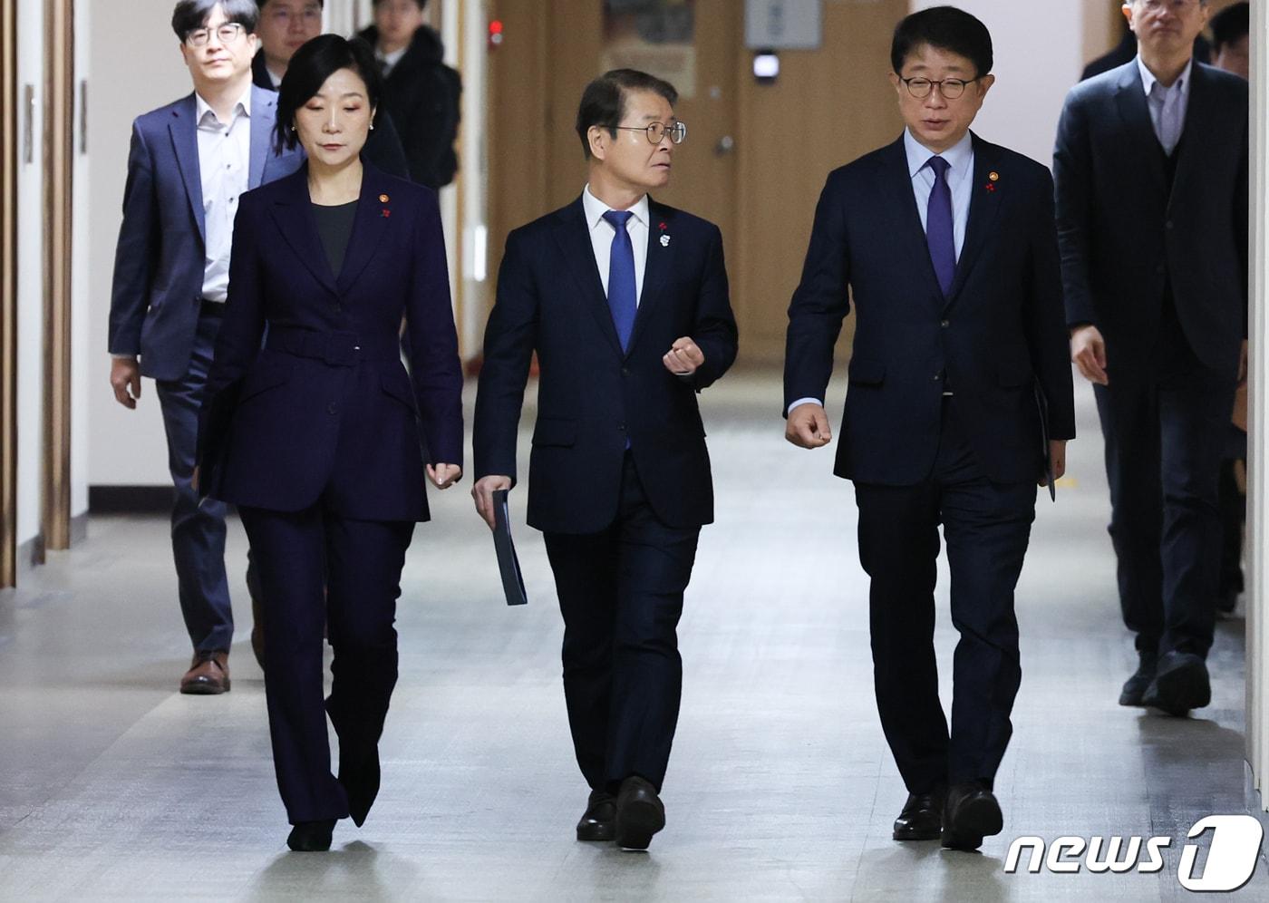 오영주 중소벤처기업부 장관&#40;왼쪽부터&#41;, 이정식 고용노동부 장관, 박상우 국토교통부 장관이 24일 서울 종로구 정부서울청사에서 열린 중대재해처벌법 추가 적용유예 개정안 입법 촉구 합동 브리핑을 하기 위해 입장하고 있다. 2024.1.24/뉴스1 ⓒ News1 허경 기자