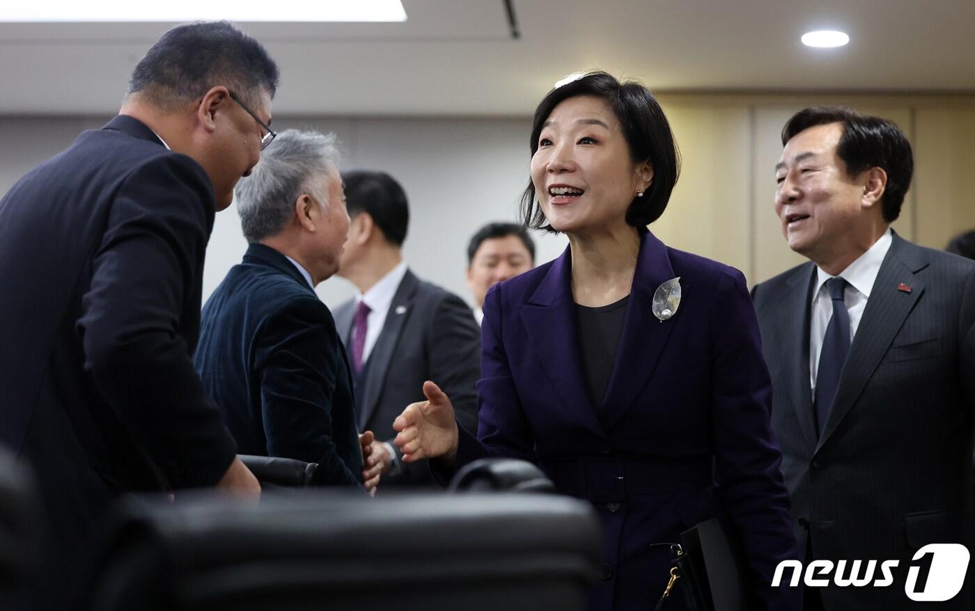 오영주 중소벤처기업부 장관이 24일 오전 서울 영등포구 여의도 중소기업중앙회에서 열린 &#39;2024 중소기업 정책간담회&#39;에서 참석자들과 인사를 나누고 있다. 2024.1.24/뉴스1 ⓒ News1 김진환 기자