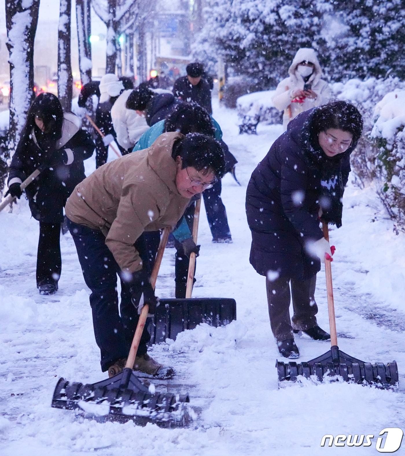 강기정 광주시장이 24일 오전 서구 동천동 일원에서 주민들과 함께 도로에 쌓인 눈을 치우고 있다. &#40;광주시 제공&#41;2024.1.24/뉴스1 