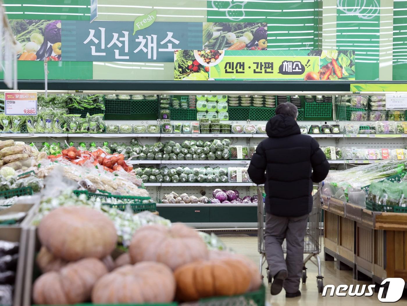 24일 서울 시내 한 대형마트에서 시민들이 장을 보고 있다. 2024.1.24/뉴스1 ⓒ News1 황기선 기자