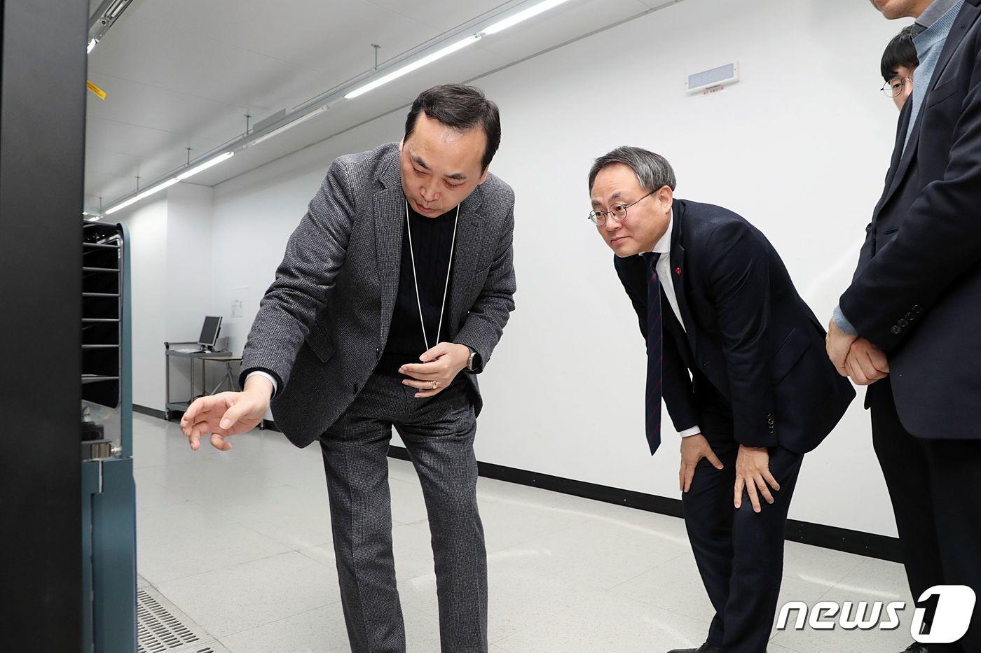 고기동 행정안전부 차관이 충남 천안시 동남구 &#39;KT 클라우드데이터센터&#39; 서버실을 찾아 클라우드 인프라 현황을 점검하고 디지털 행정망 장애 예방을 위한 의견을 나누고 있다. &#40;행정안전부 제공&#41; 2024.1.24/뉴스1