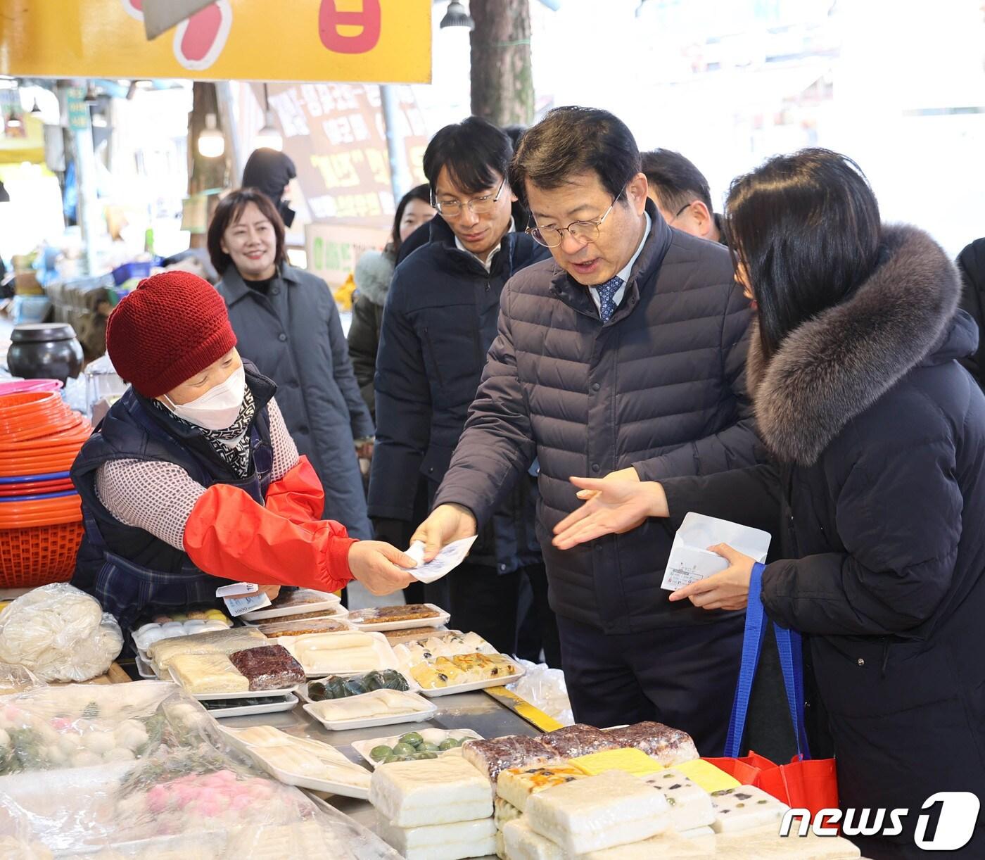 양동구 광주지방국세청장&#40;오른쪽 두번째&#41;은 24일 전통시장인 광주 남구 주월동 소재 무등시장에서 설 맞이 전통시장 장보기 행사를 가졌다. ⓒ News1