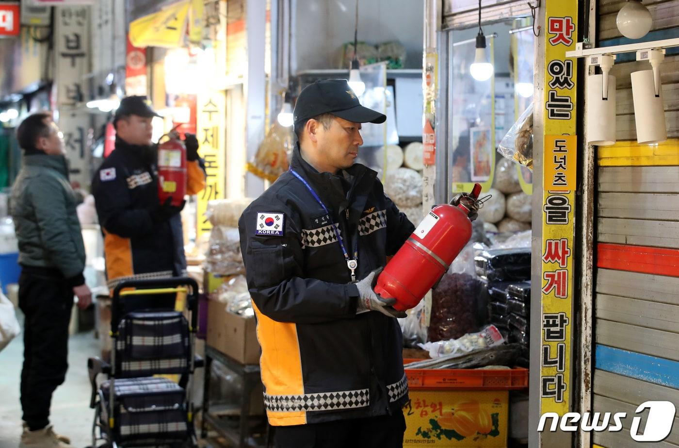 대전소방본부 소방관들이 소화기 점검을 하고 있다. 2024.1.24/뉴스1 ⓒ News1 김기태 기자