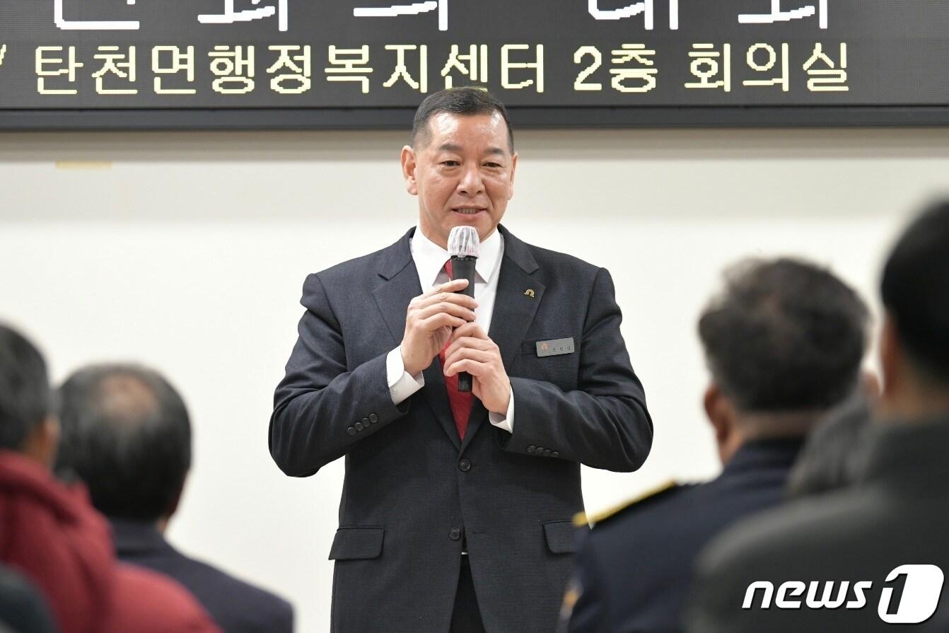 지난 23일 탄천면 행정복지센터에서 열린 시민과의 대화에서 최원철 공주시장이 발언하고 있다. &#40;공주시 제공&#41; / 뉴스1