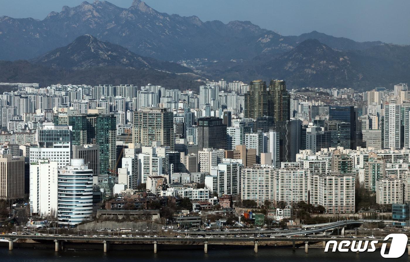 서울 영등포구 여의도 63빌딩에서 바라본 마포구 아파트 단지. 2024.1.24/뉴스1 ⓒ News1 김진환 기자