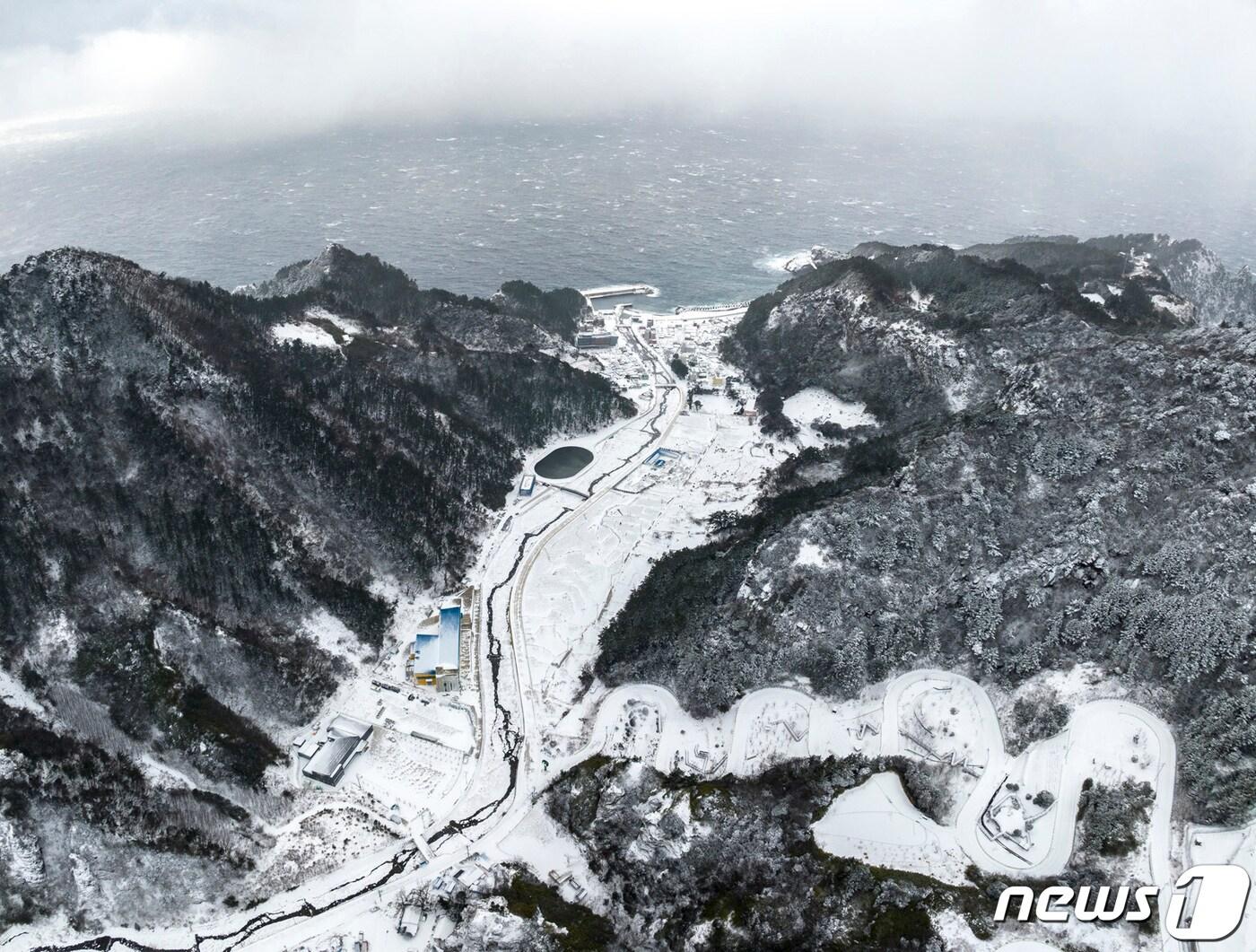 24일 대설특보가 발령된 경북 울릉군 전역에서 제설작업이 진행되고 있는 가운데 서면 태화리가 겨울왕국으로 변했다. 울릉군에 따르면 지난 22일부터 내린 눈은 27.6cm이며 나리분지에는 약 40cm가 쌓였다.&#40;울릉군 제공&#41;2024.1.24/뉴스1 ⓒ News1 최창호 기자