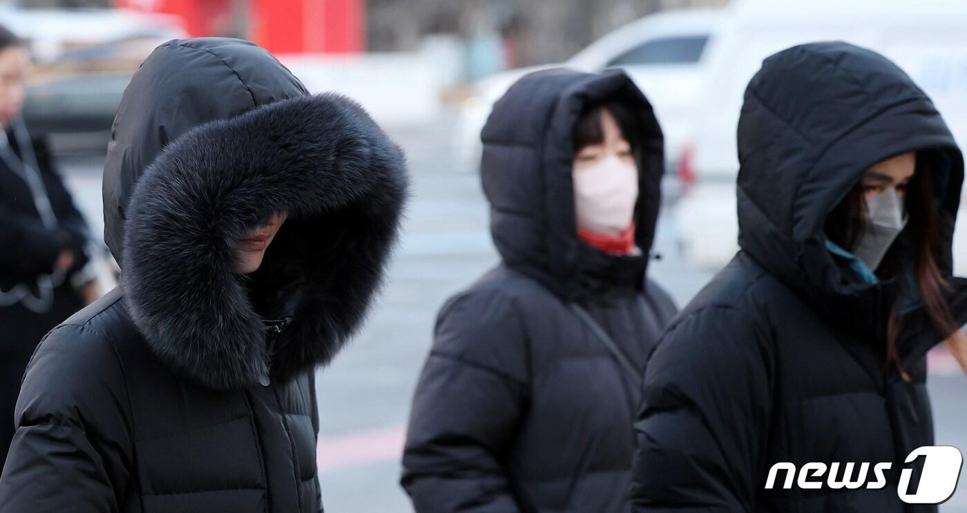 강추위가 계속되는 25일 오전 서울 광화문네거리에서 시민들이 출근길 발걸음을 재촉하고 있다. 이번 추위는 26일 아침까지 이어진 뒤 낮부터 점차 누그러질 예정이다. 2024.1.25/뉴스1 ⓒ News1 박지혜 기자