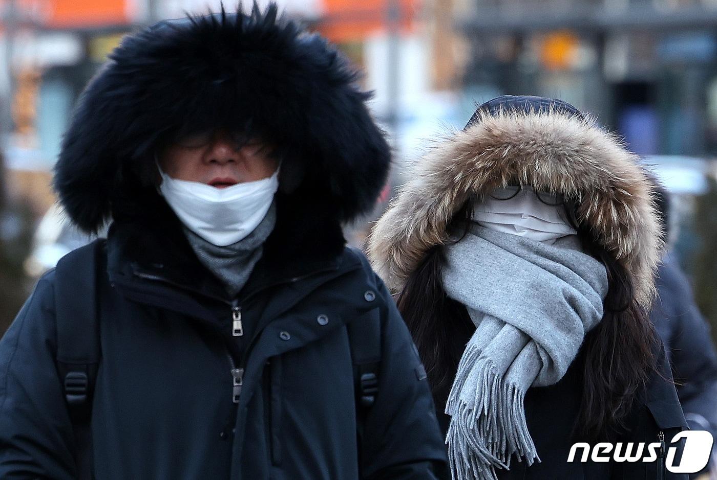 25일 오전 서울 광화문네거리에서 시민들이 잔뜩 움츠린채 출근길 발걸음을 재촉하고 있다. 2024.1.25/뉴스1 ⓒ News1 박지혜 기자