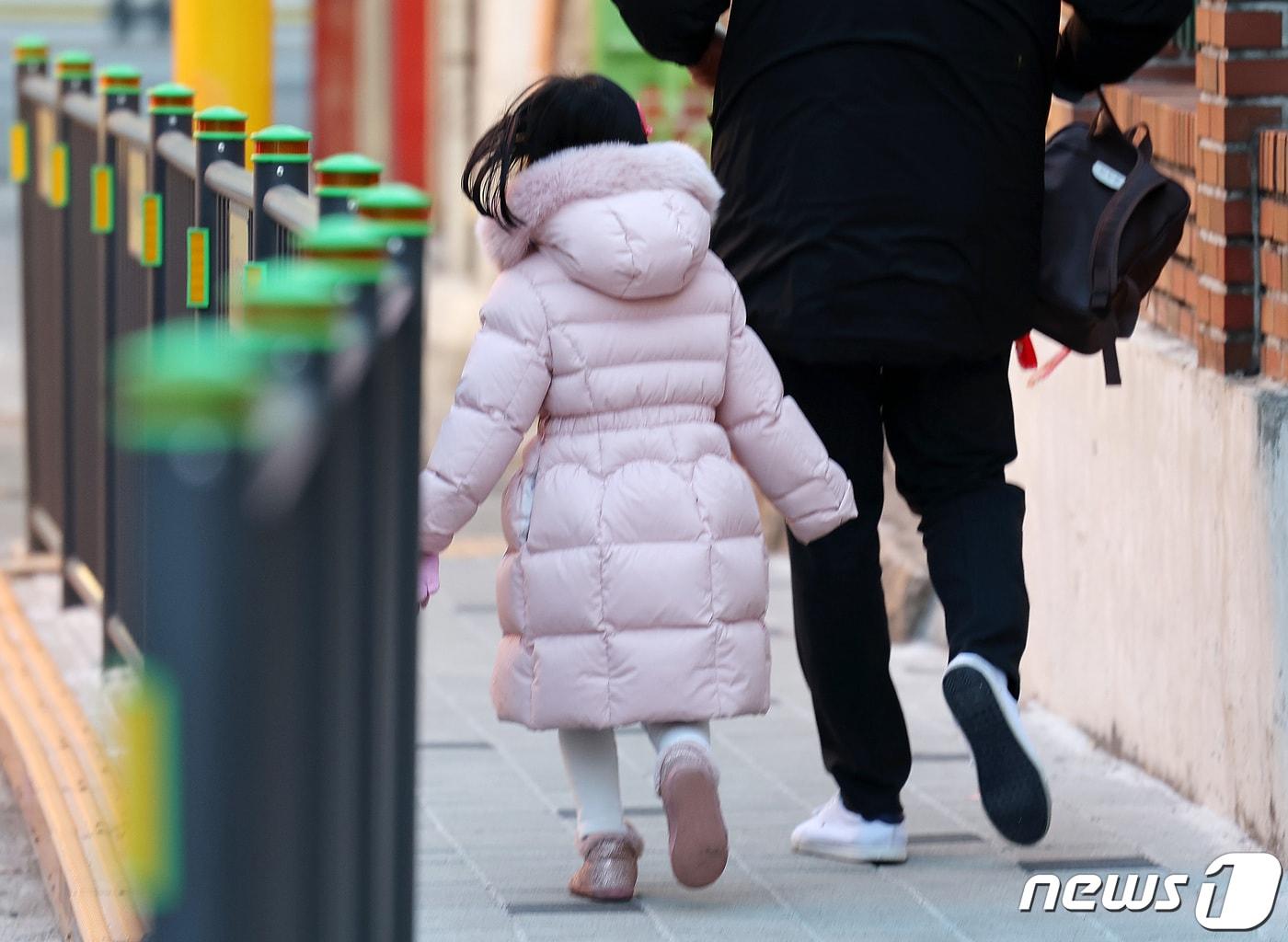 서울 시내의 한 초등학교에 돌봄이 필요한 맞벌이 가정 등의 아이들이 등교하고 있다. ⓒ News1 이동해 기자