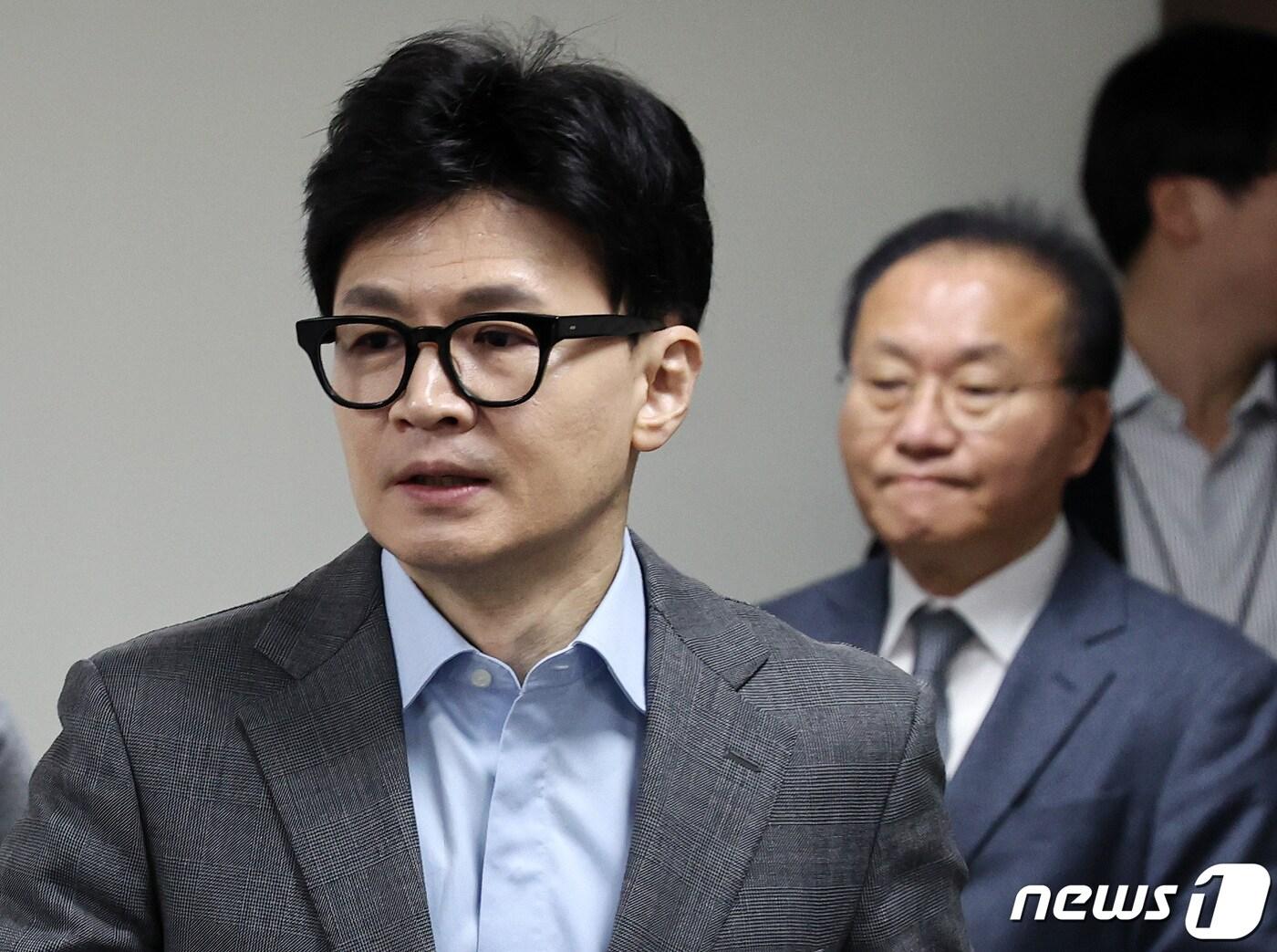 국민의힘 한동훈 비상대책위원장과 윤재옥 원내대표가 25일 오전 서울 여의도 중앙당사에서 열린 비대위 회의에 참석하고 있다. 2024.1.25/뉴스1 ⓒ News1 구윤성 기자