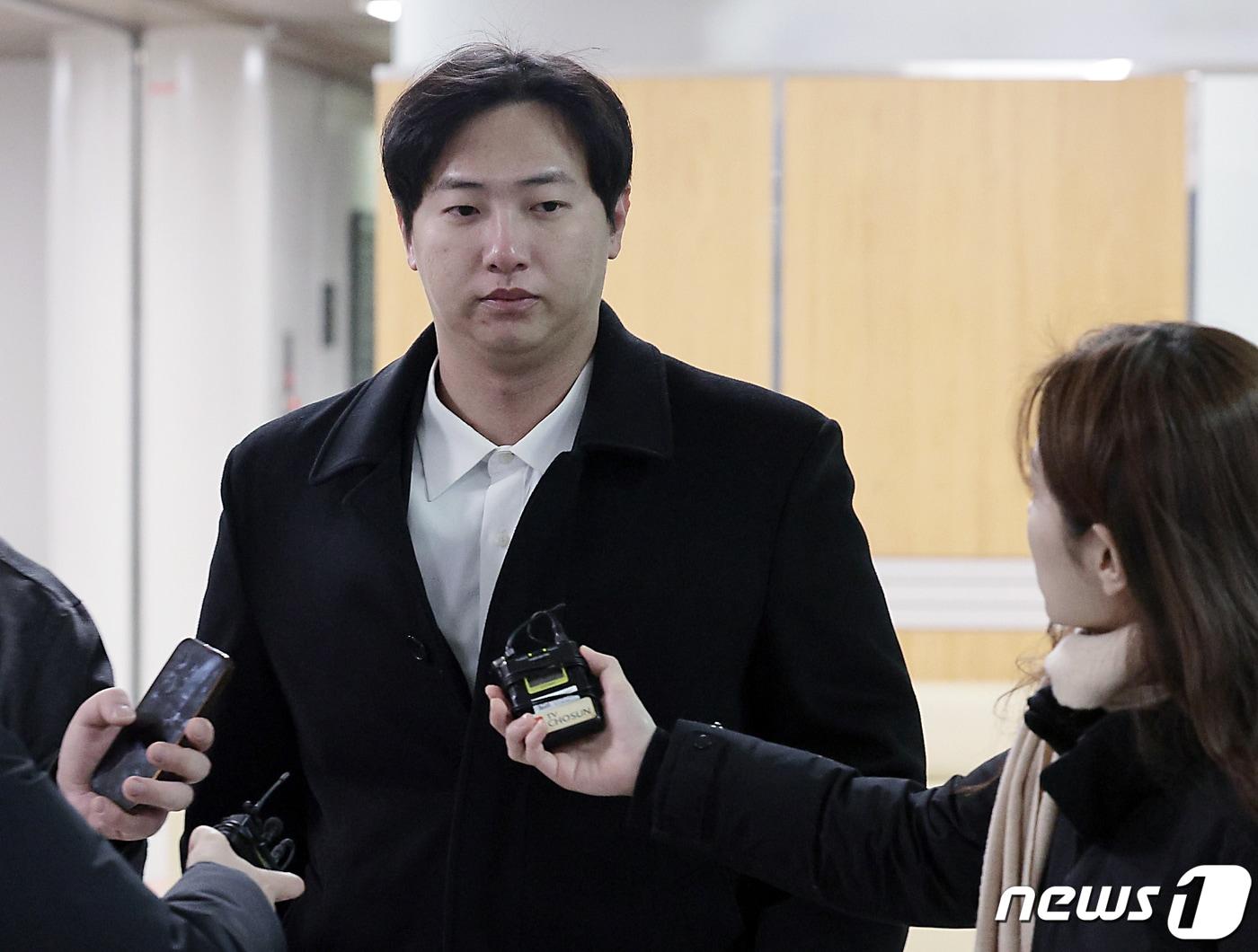 미국 메이저리그 샌디에이고 파드리스의 김하성 선수를 협박해 돈을 갈취한 혐의를 받는 전직 프로야구 선수 임혜동 씨가 25일 오전 서울 서초동 서울중앙지방법원으로 구속 전 피의자 심문&#40;영장실질심사&#41;을 받기 위해 법정으로 향하며 취재진의 질문공세를 받고 있다. 2024.1.25/뉴스1 ⓒ News1 박정호 기자