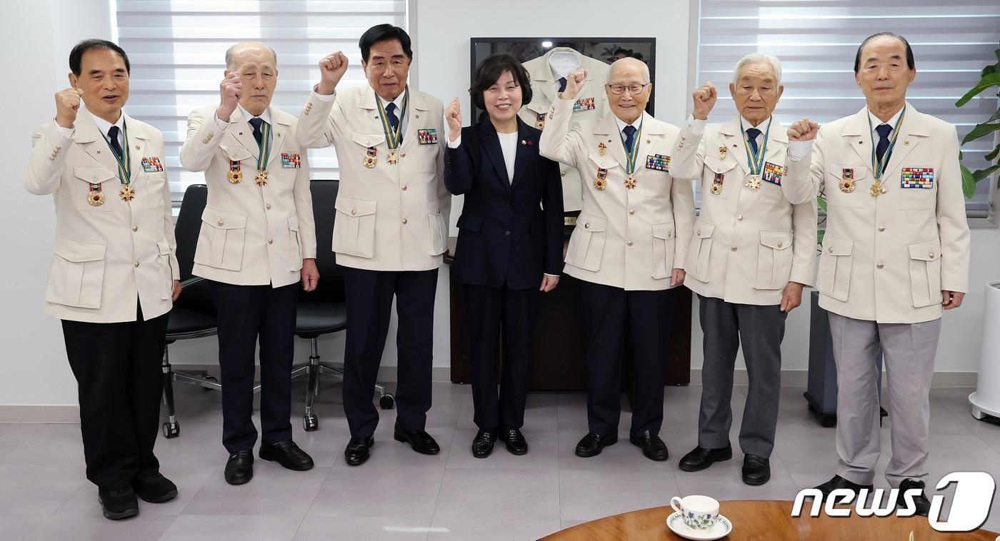 강정애 국가보훈부 장관이 25일 서울 강동구 호국영웅보훈회관에서 ‘영웅의 제복’ 액자 헌정식을 마친 뒤 손희원 대한민국6·25참전유공자회장을 비롯한 참전용사들과 기념촬영을 하고 있다. 2024.1.25/뉴스1 ⓒ News1 이동해 기자