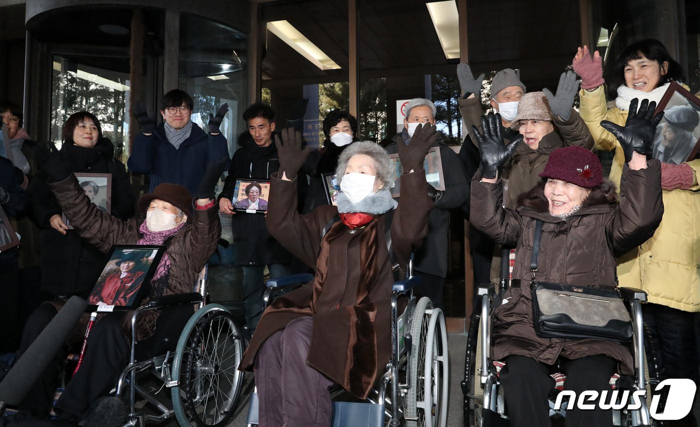 일본 강제징용 피해자&#40;앞줄 왼쪽부터 김정주, 김계순 이자순 할머니&#41; 및 유족들이 25일 오전 서울 서초구 대법원에서 일본 군수업체 후지코시를 상대로 낸 손해배상청구 소송 상고심 선고를 마치고 만세를 부르고 있다. 2024.1.25/뉴스1 ⓒ News1 이승배 기자