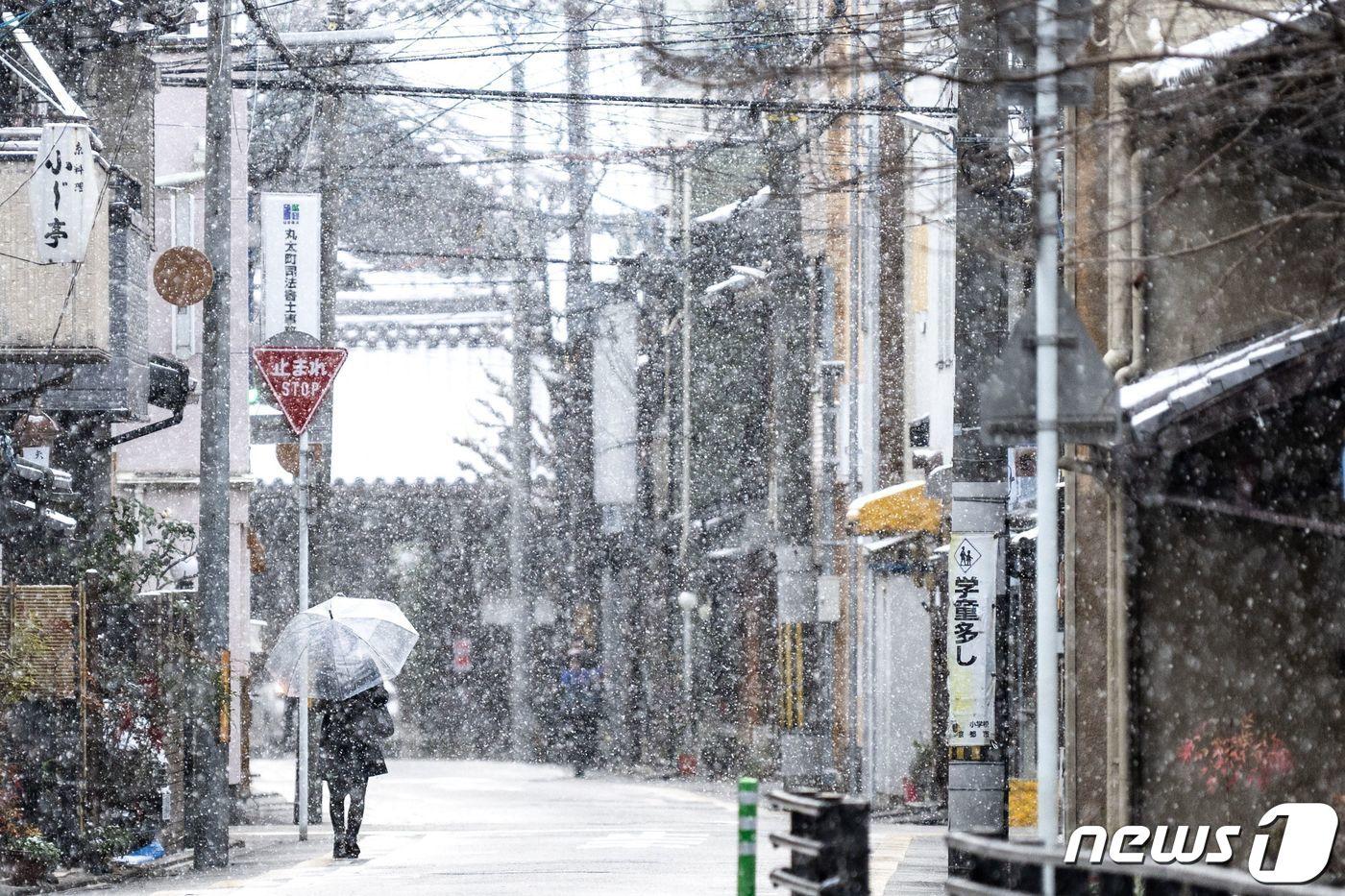 25일 일본 교토의 골목에 눈이 펑펑 내리고 있다. 2024.01.25 ⓒ AFP=뉴스1 ⓒ News1 정지윤 기자