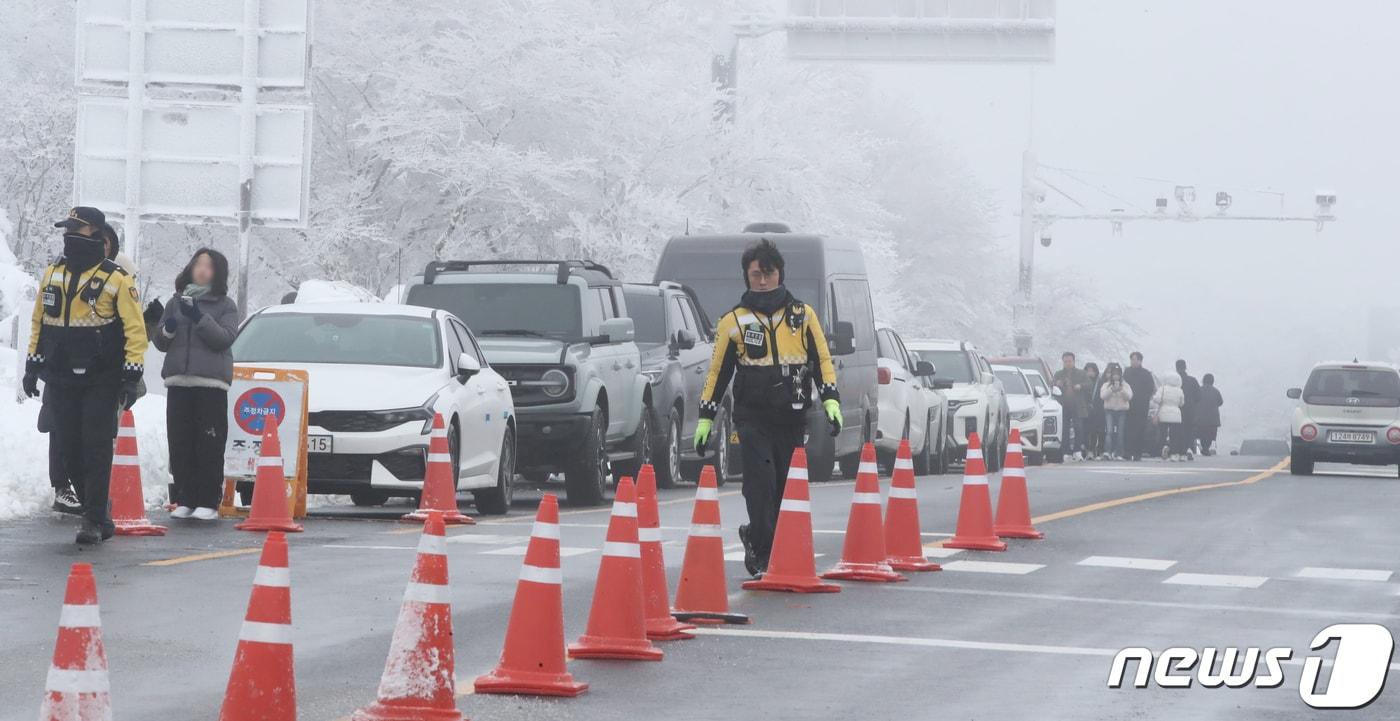 제주 산지에 내려진 대설특보가 해제된 2024년 1월25일 오전 한라산국립공원 1100고지휴게소 도로가 차량으로 붐비고 있다. 2024.1.25/뉴스1 ⓒ News1 오현지 기자